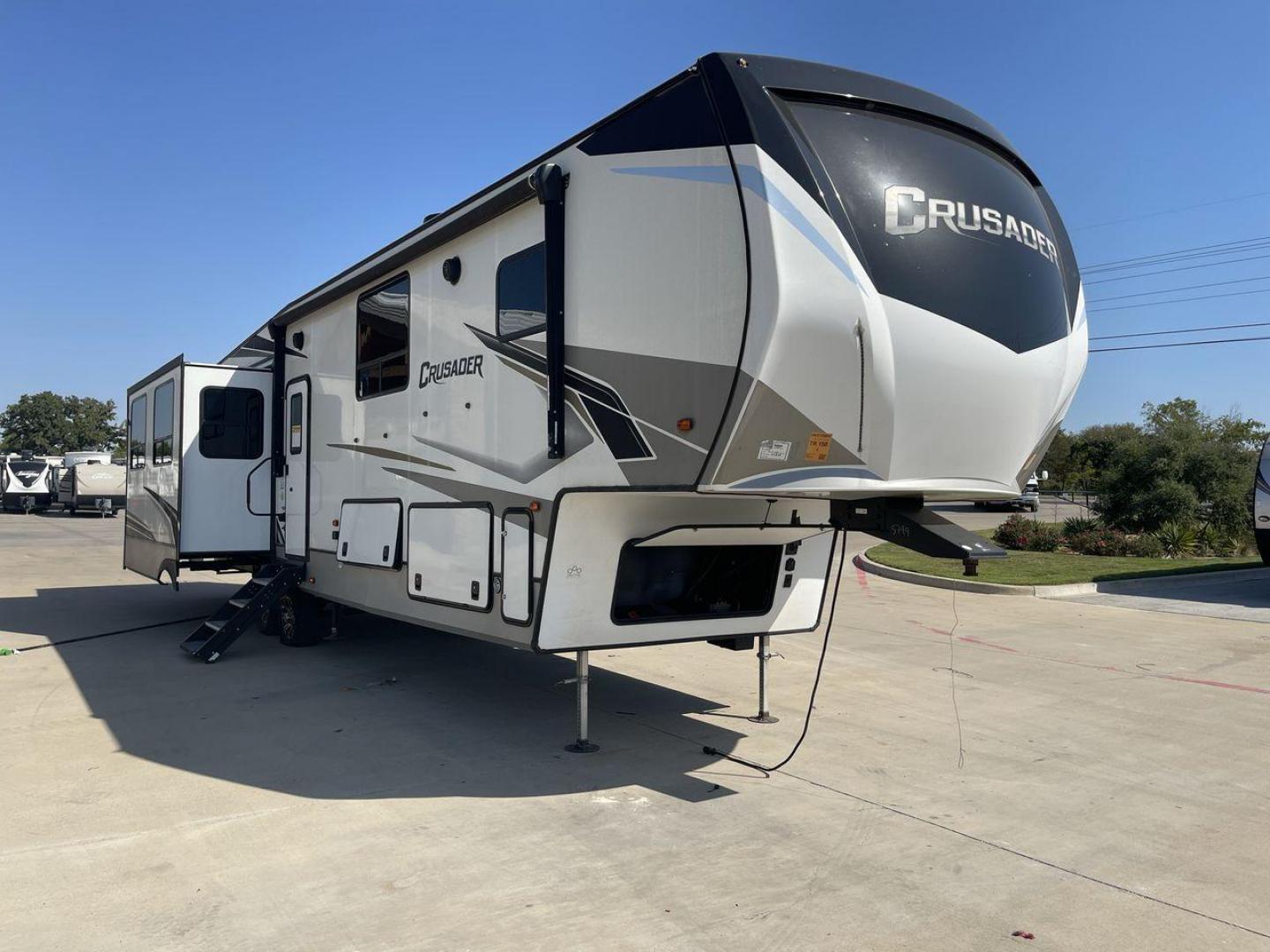 2021 FOREST RIVER CRUSADER 382MBH (5ZT3CS3B4MG) , Length: 43.33 ft. | Dry Weight: 13,106 lbs. | Slides: 4 transmission, located at 4319 N Main Street, Cleburne, TX, 76033, (817) 221-0660, 32.435829, -97.384178 - Photo#22