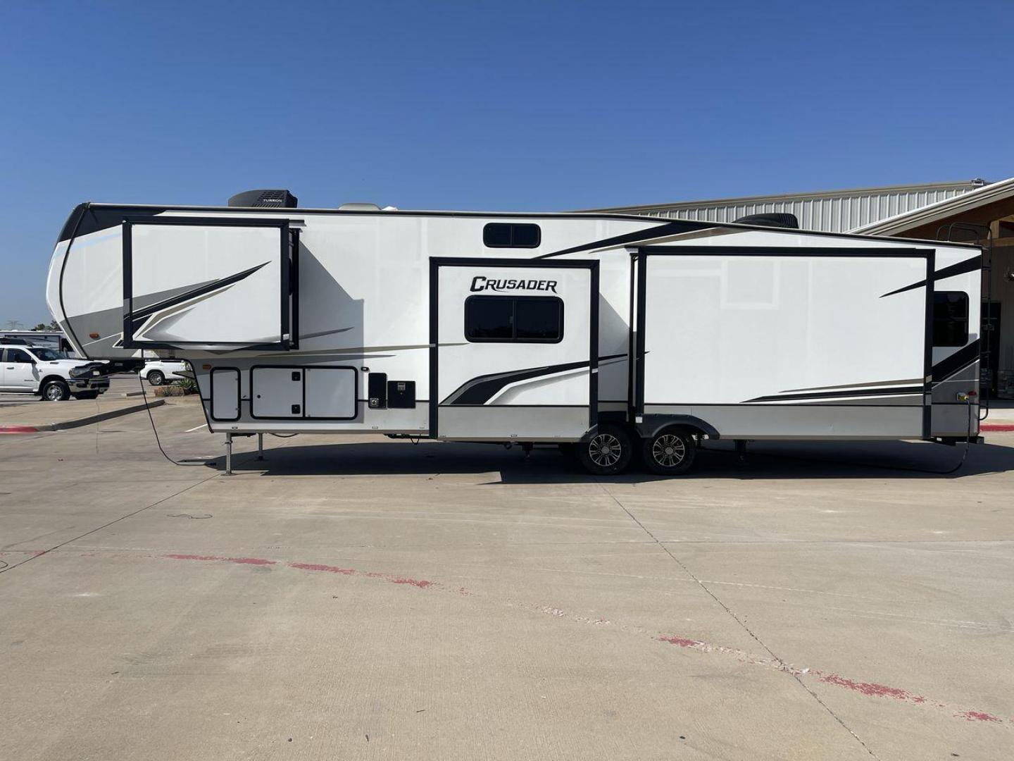 2021 FOREST RIVER CRUSADER 382MBH (5ZT3CS3B4MG) , Length: 43.33 ft. | Dry Weight: 13,106 lbs. | Slides: 4 transmission, located at 4319 N Main Street, Cleburne, TX, 76033, (817) 221-0660, 32.435829, -97.384178 - Photo#23