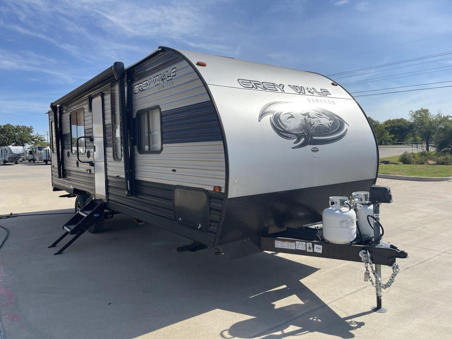 2021 FOREST RIVER GREY WOLF 25RRT (4X4TCKA22MK) , Length: 30.83 ft. | Dry Weight: 5,103 lbs. | Gross Weight: 7,690 lbs. | Slides: 0 transmission, located at 4319 N Main Street, Cleburne, TX, 76033, (817) 221-0660, 32.435829, -97.384178 - Hop on this 2021 Forest River Grey Wolf 25RRT and prepare for some of your life's best adventures! This toy hauler measures 30.83 ft. in length and 10.5 ft. in height. It has a dry weight of 5,103 lbs. and a GVWR of 7,690 lbs. Its exterior is a base color of gray with black and navy blue accents. Th - Photo#22