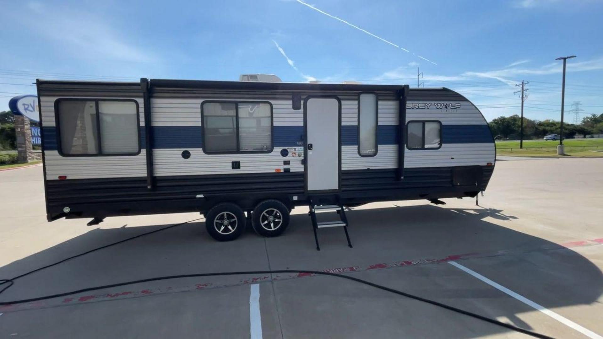 2021 FOREST RIVER GREY WOLF 25RRT (4X4TCKA22MK) , Length: 30.83 ft. | Dry Weight: 5,103 lbs. | Gross Weight: 7,690 lbs. | Slides: 0 transmission, located at 4319 N Main Street, Cleburne, TX, 76033, (817) 221-0660, 32.435829, -97.384178 - Hop on this 2021 Forest River Grey Wolf 25RRT and prepare for some of your life's best adventures! This toy hauler measures 30.83 ft. in length and 10.5 ft. in height. It has a dry weight of 5,103 lbs. and a GVWR of 7,690 lbs. Its exterior is a base color of gray with black and navy blue accents. Th - Photo#2