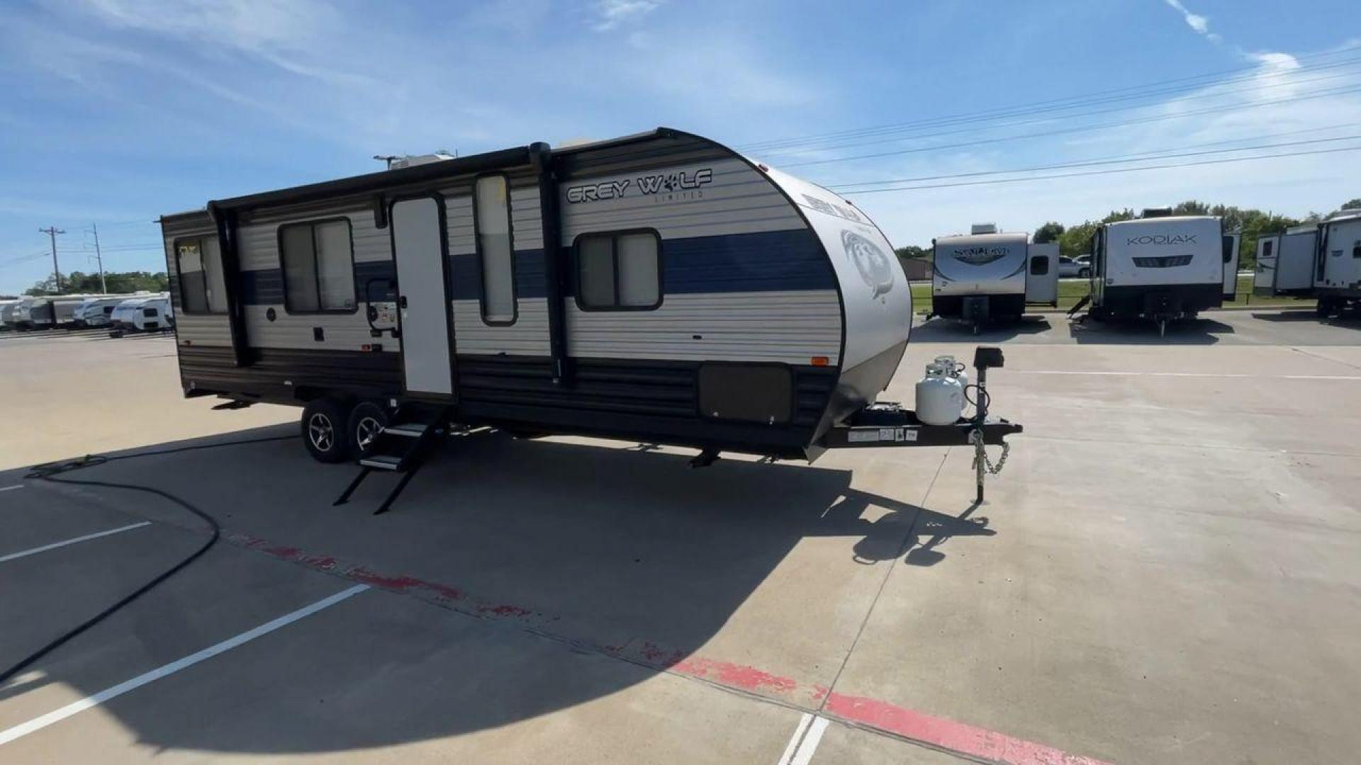 2021 FOREST RIVER GREY WOLF 25RRT (4X4TCKA22MK) , Length: 30.83 ft. | Dry Weight: 5,103 lbs. | Gross Weight: 7,690 lbs. | Slides: 0 transmission, located at 4319 N Main Street, Cleburne, TX, 76033, (817) 221-0660, 32.435829, -97.384178 - Hop on this 2021 Forest River Grey Wolf 25RRT and prepare for some of your life's best adventures! This toy hauler measures 30.83 ft. in length and 10.5 ft. in height. It has a dry weight of 5,103 lbs. and a GVWR of 7,690 lbs. Its exterior is a base color of gray with black and navy blue accents. Th - Photo#3