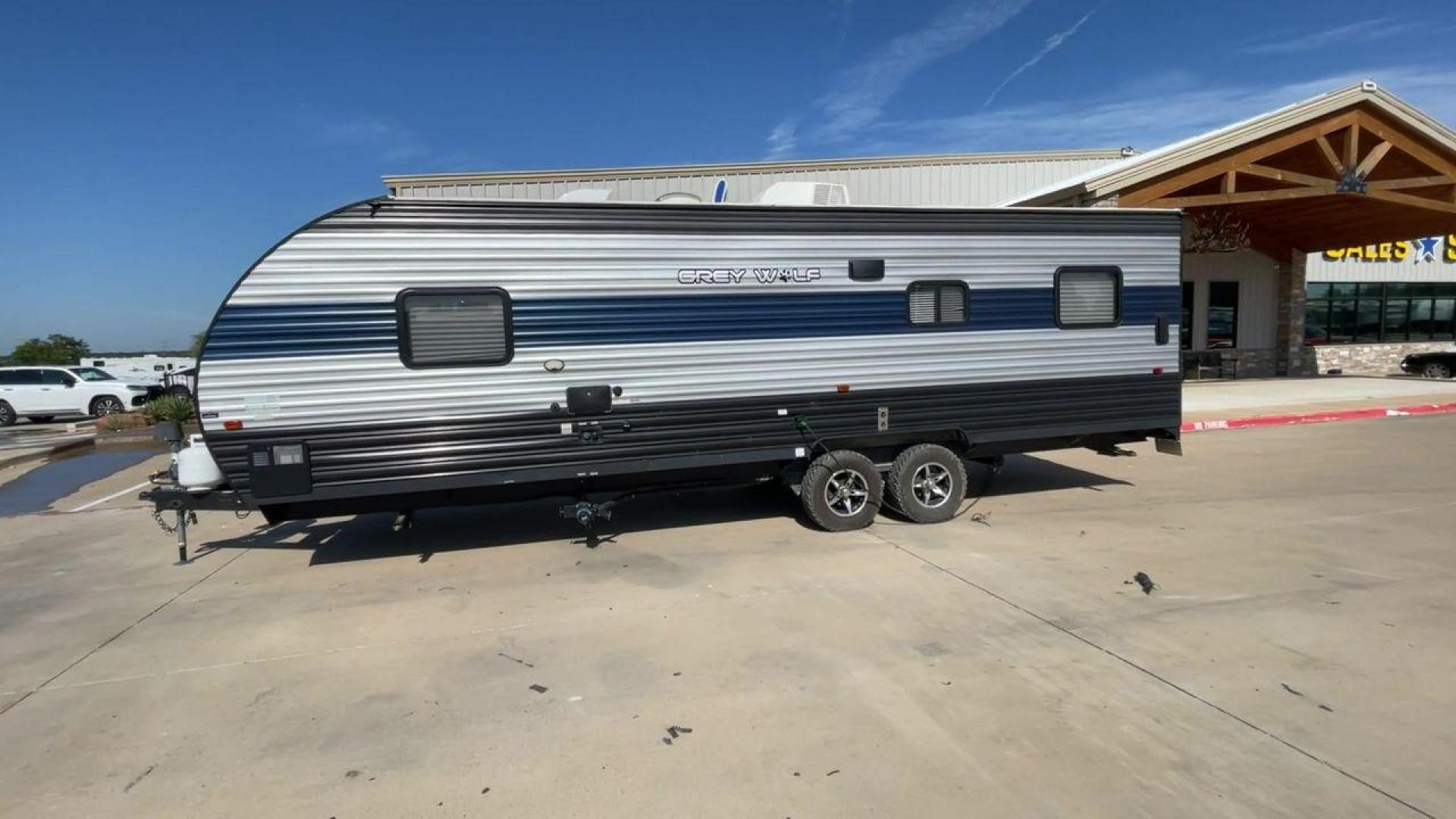 2021 FOREST RIVER GREY WOLF 25RRT (4X4TCKA22MK) , Length: 30.83 ft. | Dry Weight: 5,103 lbs. | Gross Weight: 7,690 lbs. | Slides: 0 transmission, located at 4319 N Main Street, Cleburne, TX, 76033, (817) 221-0660, 32.435829, -97.384178 - Hop on this 2021 Forest River Grey Wolf 25RRT and prepare for some of your life's best adventures! This toy hauler measures 30.83 ft. in length and 10.5 ft. in height. It has a dry weight of 5,103 lbs. and a GVWR of 7,690 lbs. Its exterior is a base color of gray with black and navy blue accents. Th - Photo#6