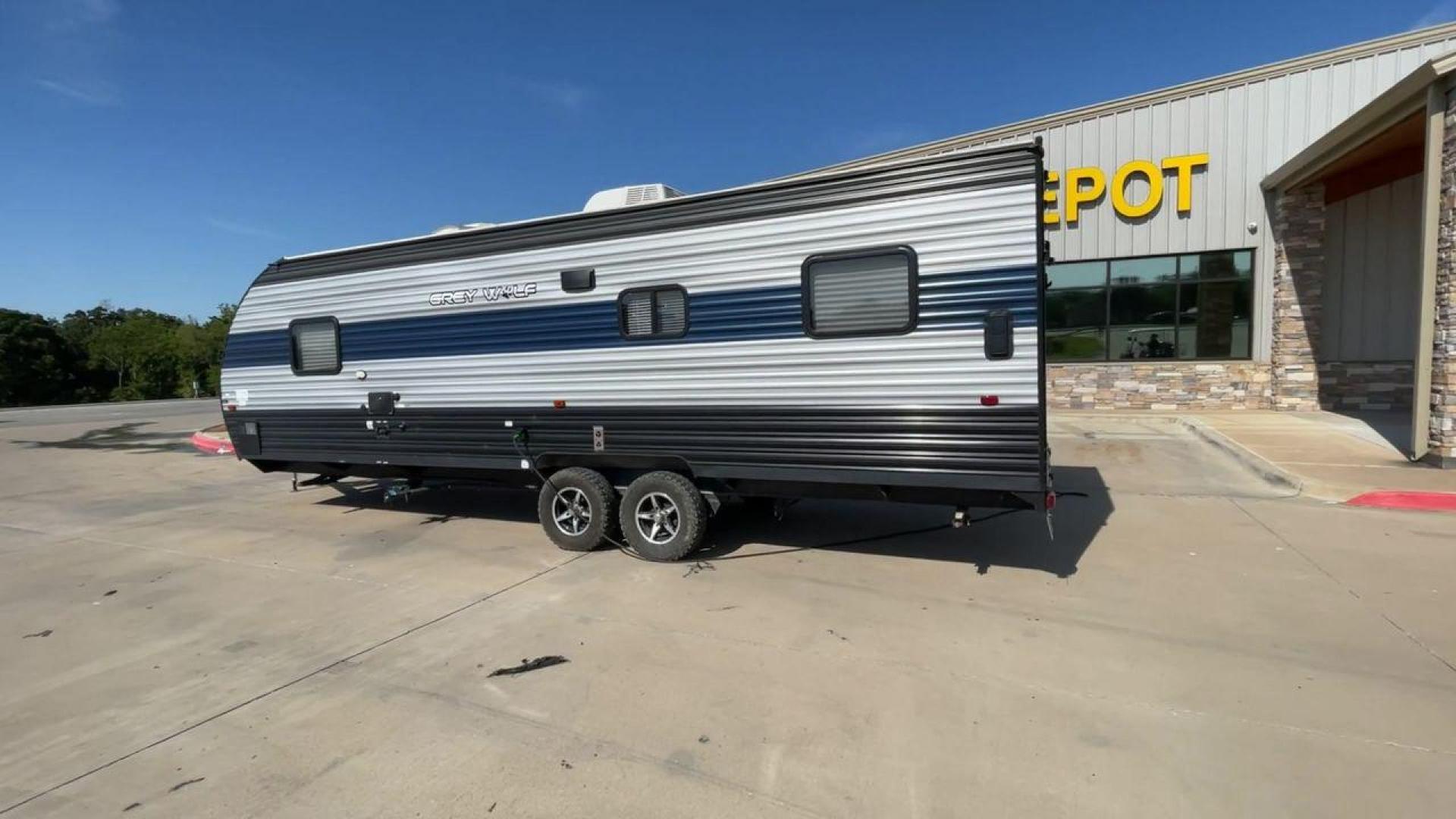 2021 FOREST RIVER GREY WOLF 25RRT (4X4TCKA22MK) , Length: 30.83 ft. | Dry Weight: 5,103 lbs. | Gross Weight: 7,690 lbs. | Slides: 0 transmission, located at 4319 N Main Street, Cleburne, TX, 76033, (817) 221-0660, 32.435829, -97.384178 - Hop on this 2021 Forest River Grey Wolf 25RRT and prepare for some of your life's best adventures! This toy hauler measures 30.83 ft. in length and 10.5 ft. in height. It has a dry weight of 5,103 lbs. and a GVWR of 7,690 lbs. Its exterior is a base color of gray with black and navy blue accents. Th - Photo#7