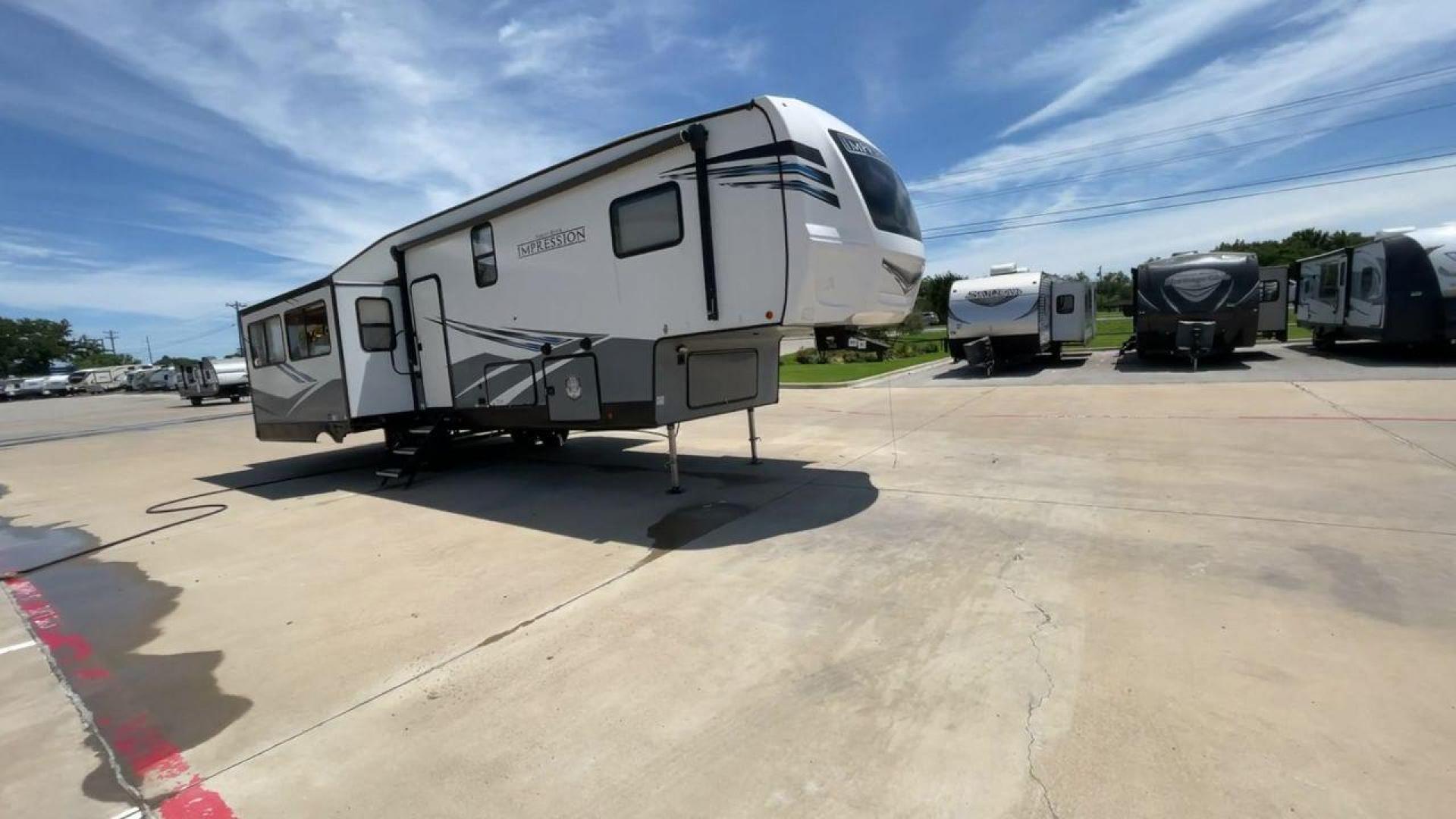 2021 FOREST RIVER IMPRESSION 315MB (5ZT3MPXB2MD) , located at 4319 N Main Street, Cleburne, TX, 76033, (817) 221-0660, 32.435829, -97.384178 - Photo#3