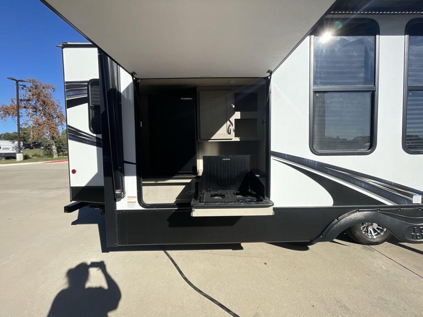 2021 FOREST RIVER LACROSSE 3399SE (5ZT2LCZB5MB) , Length: 37.58 ft. | Dry Weight: 8,678 lbs. | Slides: 3 transmission, located at 4319 N Main Street, Cleburne, TX, 76033, (817) 221-0660, 32.435829, -97.384178 - The 2021 Forest River LaCrosse 3399SE is a stunning travel trailer that seamlessly combines elegance with functionality. With a length of 37.58 feet, a dry weight of 8,678 lbs, and three slides, this model offers a spacious and well-balanced interior for a luxurious camping experience. The large kit - Photo#22