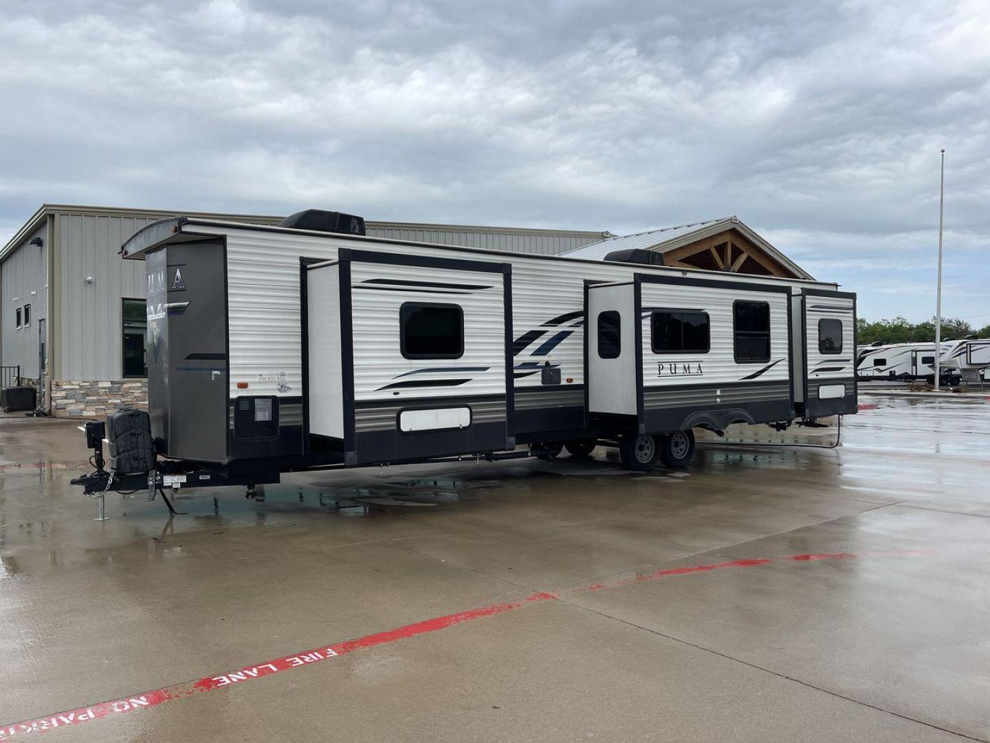 2021 FOREST RIVER PUMA 39DBT (4X4TPUR25MP) , located at 4319 N Main Street, Cleburne, TX, 76033, (817) 221-0660, 32.435829, -97.384178 - Photo#23