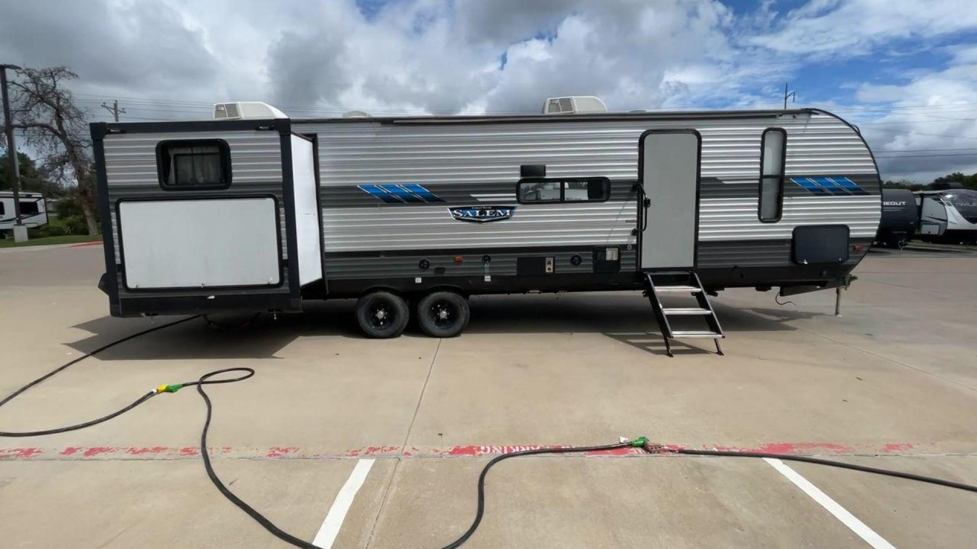 2021 FOREST RIVER SALEM 31KQBTS (4X4TSMG26M8) , Length: 36.5 ft. | Dry Weight: 8,573 lbs. | Slides: 3 transmission, located at 4319 N Main Street, Cleburne, TX, 76033, (817) 221-0660, 32.435829, -97.384178 - The 2021 Forest River Salem 31KQBTS is a versatile, spacious, and well-designed travel trailer perfect for families and groups. This unit has a sleek, modern exterior with rugged aluminum siding and three large slide-outs for added space. The retractable outdoor kitchen adds convenience for outdoor - Photo#2