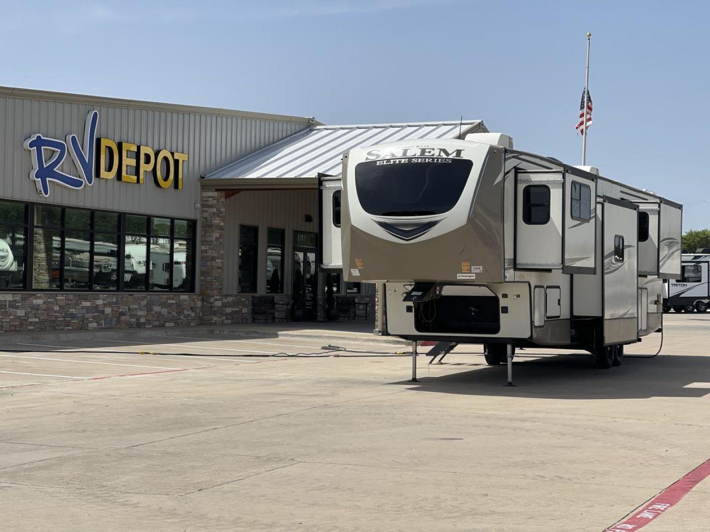 2021 FOREST RIVER SALEM 36FL (4X4FSBM21MV) , Length: 43.75 ft. | Dry Weight: 12,624 lbs. | Slides: 4 transmission, located at 4319 N Main Street, Cleburne, TX, 76033, (817) 221-0660, 32.435829, -97.384178 - Photo#0