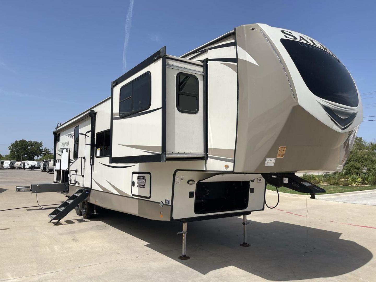 2021 FOREST RIVER SALEM 36FL (4X4FSBM21MV) , Length: 43.75 ft. | Dry Weight: 12,624 lbs. | Slides: 4 transmission, located at 4319 N Main Street, Cleburne, TX, 76033, (817) 221-0660, 32.435829, -97.384178 - Photo#23