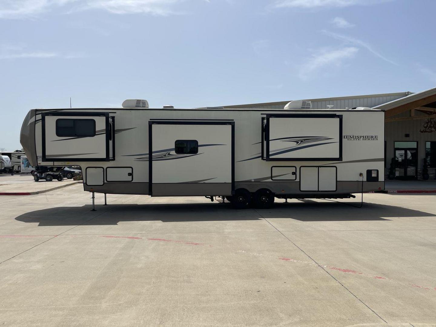 2021 FOREST RIVER SALEM 36FL (4X4FSBM21MV) , Length: 43.75 ft. | Dry Weight: 12,624 lbs. | Slides: 4 transmission, located at 4319 N Main Street, Cleburne, TX, 76033, (817) 221-0660, 32.435829, -97.384178 - Photo#24