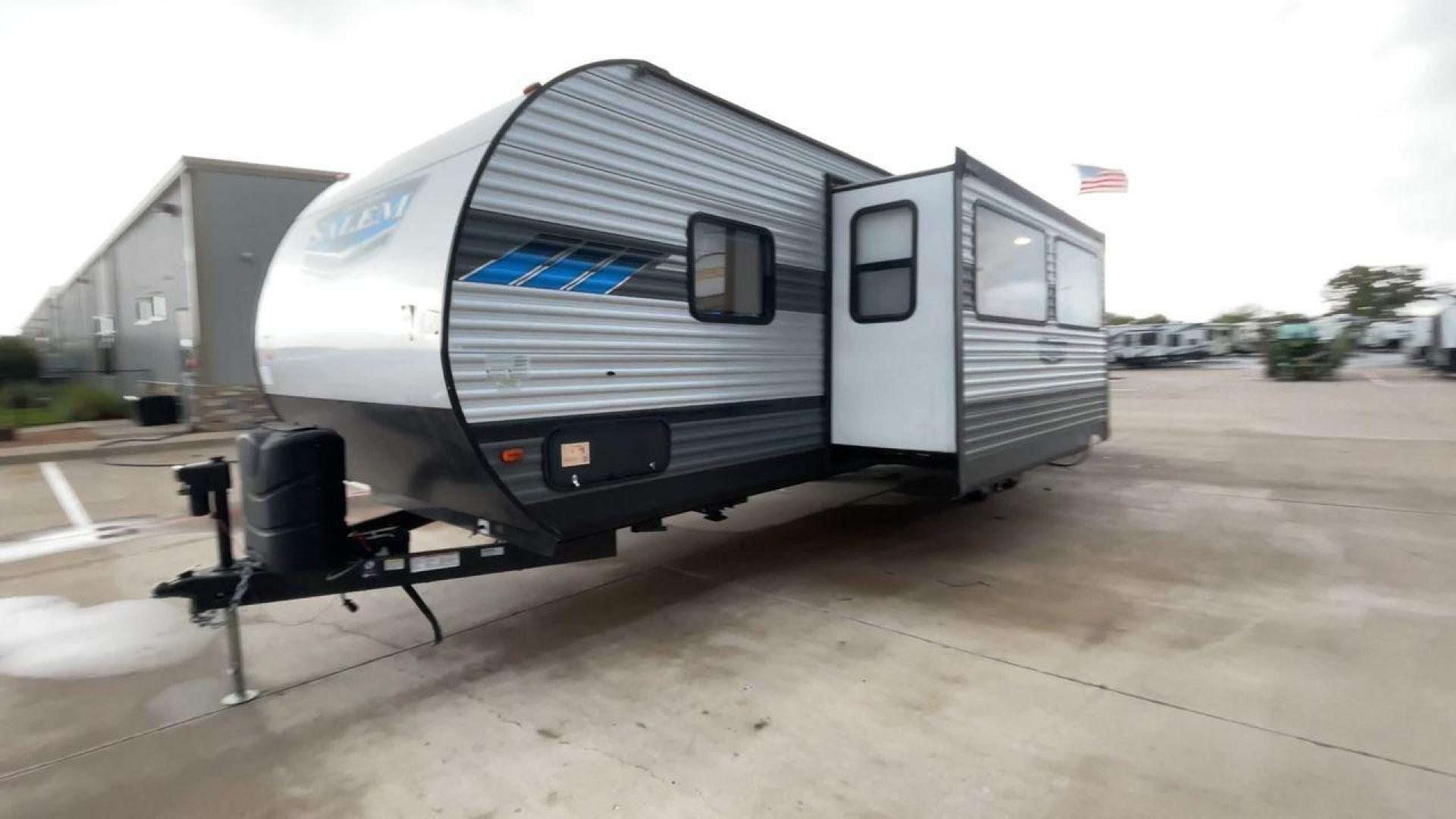 2021 FOREST RIVER SALEM 37BHSS2Q (4X4TSMN22MA) , Length: 39 ft. | Dry Weight: 7,659 lbs. | Slides: 1 transmission, located at 4319 N Main Street, Cleburne, TX, 76033, (817) 221-0660, 32.435829, -97.384178 - Photo#5