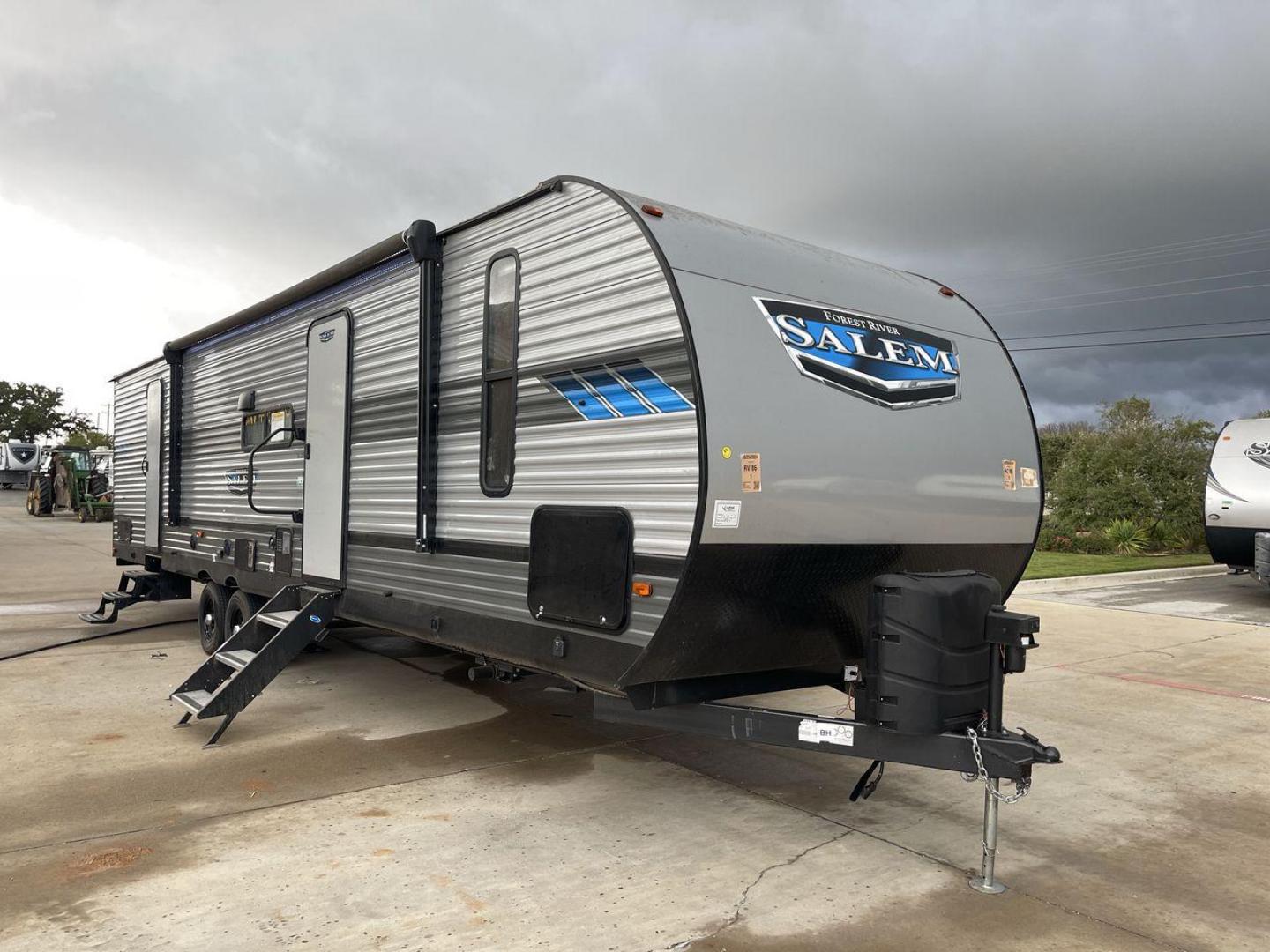 2021 FOREST RIVER SALEM 37BHSS2Q (4X4TSMN22MA) , Length: 39 ft. | Dry Weight: 7,659 lbs. | Slides: 1 transmission, located at 4319 N Main Street, Cleburne, TX, 76033, (817) 221-0660, 32.435829, -97.384178 - Photo#23