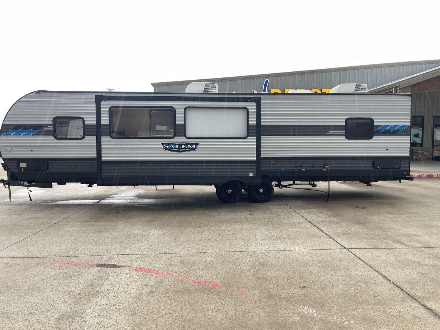 2021 FOREST RIVER SALEM 37BHSS2Q (4X4TSMN22MA) , Length: 39 ft. | Dry Weight: 7,659 lbs. | Slides: 1 transmission, located at 4319 N Main Street, Cleburne, TX, 76033, (817) 221-0660, 32.435829, -97.384178 - Photo#24