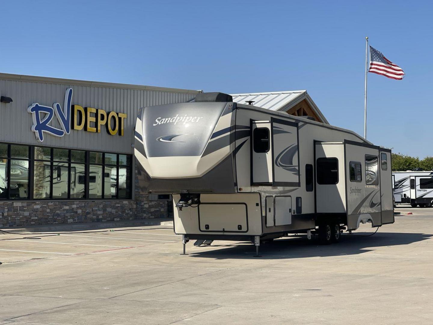 2021 FOREST RIVER SANDPIPER 384QB (4X4FSAP26MJ) , Length: 41.67 ft. | Dry Weight: 13,132 lbs. | Gross Weight: 16,132 lbs. | Slides: 5 transmission, located at 4319 N Main Street, Cleburne, TX, 76033, (817) 221-0660, 32.435829, -97.384178 - The 2021 Forest River Sandpiper 384QB is an impressive fifth-wheel trailer designed for comfort and functionality. It is perfect for large families or group travel. The exterior features a sleek beige and gray color scheme with bold, modern graphics that add a touch of elegance. This model includes - Photo#0