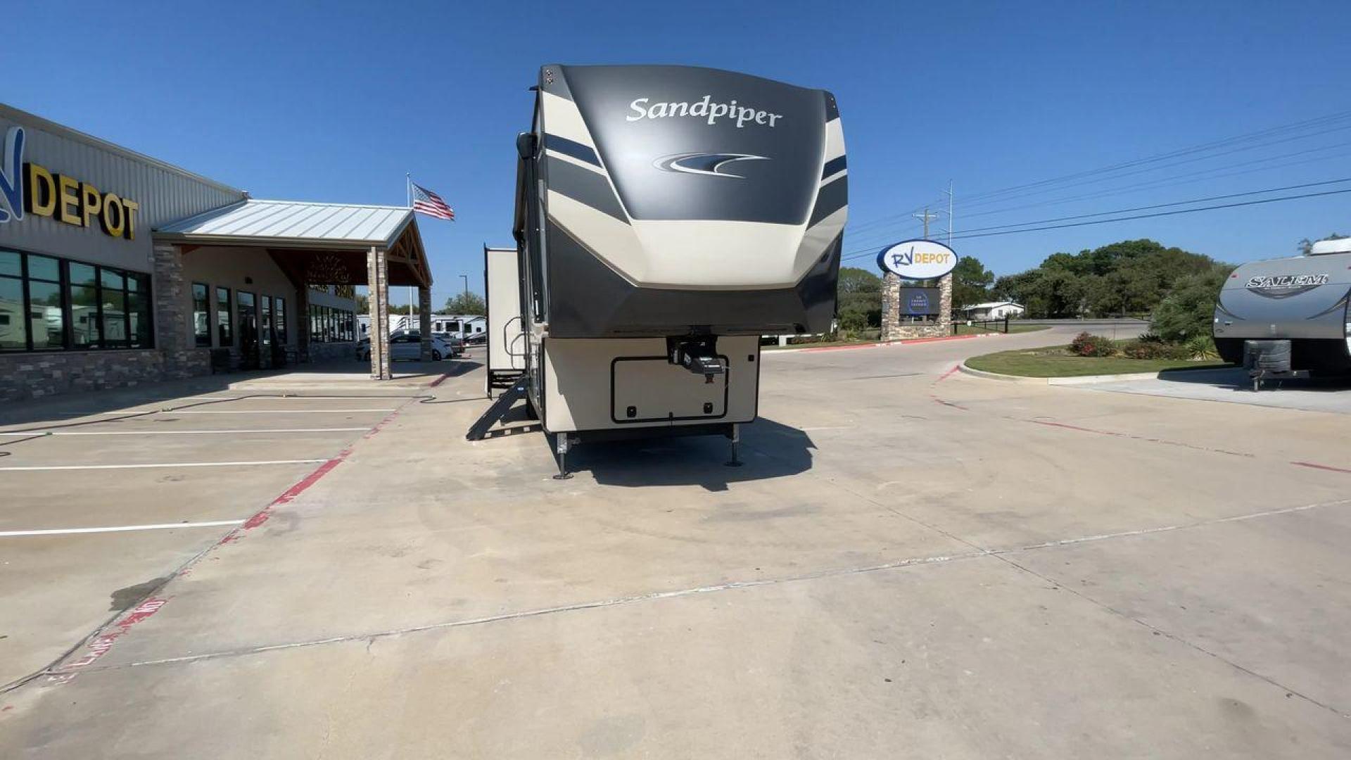 2021 FOREST RIVER SANDPIPER 384QB (4X4FSAP26MJ) , Length: 41.67 ft. | Dry Weight: 13,132 lbs. | Gross Weight: 16,132 lbs. | Slides: 5 transmission, located at 4319 N Main Street, Cleburne, TX, 76033, (817) 221-0660, 32.435829, -97.384178 - The 2021 Forest River Sandpiper 384QB is an impressive fifth-wheel trailer designed for comfort and functionality. It is perfect for large families or group travel. The exterior features a sleek beige and gray color scheme with bold, modern graphics that add a touch of elegance. This model includes - Photo#4