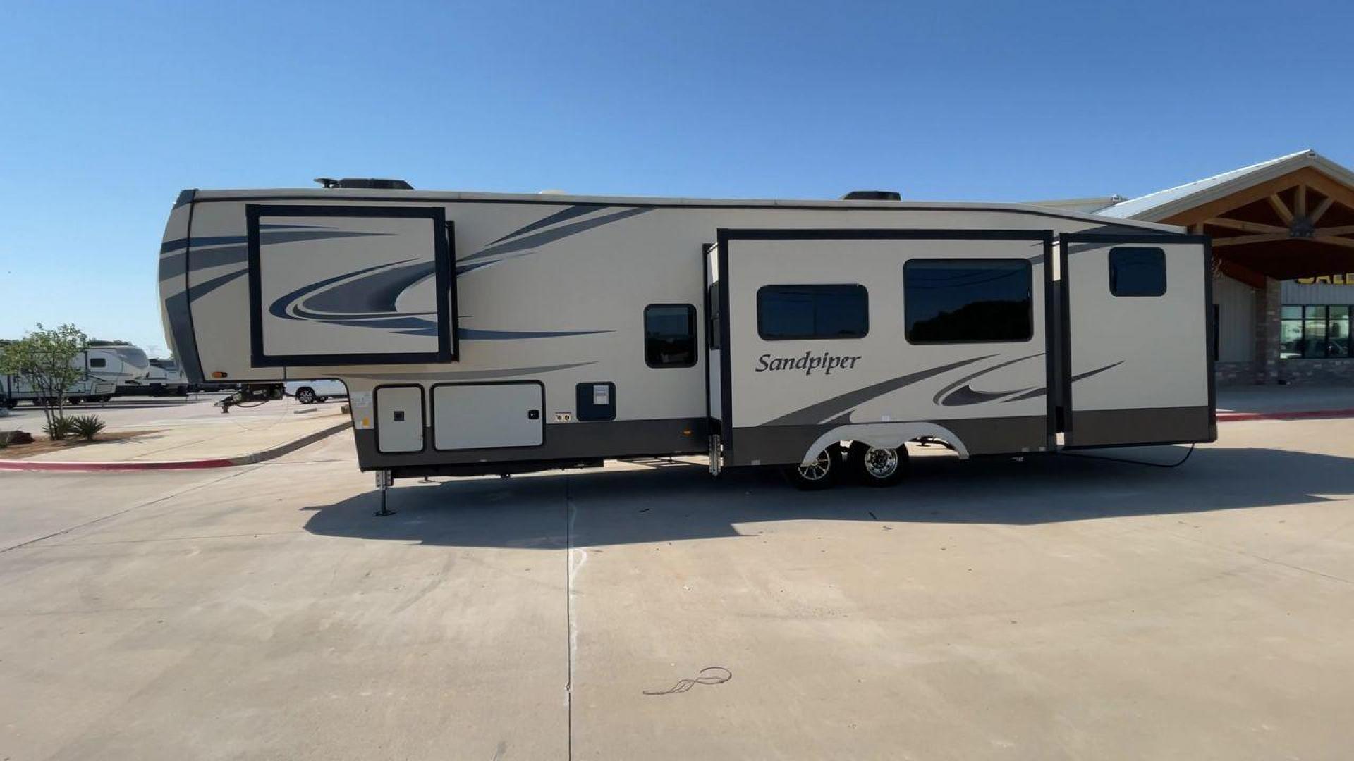 2021 FOREST RIVER SANDPIPER 384QB (4X4FSAP26MJ) , Length: 41.67 ft. | Dry Weight: 13,132 lbs. | Gross Weight: 16,132 lbs. | Slides: 5 transmission, located at 4319 N Main Street, Cleburne, TX, 76033, (817) 221-0660, 32.435829, -97.384178 - The 2021 Forest River Sandpiper 384QB is an impressive fifth-wheel trailer designed for comfort and functionality. It is perfect for large families or group travel. The exterior features a sleek beige and gray color scheme with bold, modern graphics that add a touch of elegance. This model includes - Photo#6