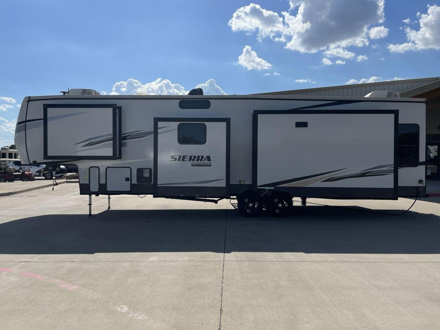 2021 FOREST RIVER SIERRA 3660MB (4X4FSEN23MJ) , Length: 39.92 ft. | Dry Weight: 11,659 lbs. | Gross Weight: 14,115 lbs. | Slides: 4 transmission, located at 4319 N Main Street, Cleburne, TX, 76033, (817) 221-0660, 32.435829, -97.384178 - Photo#24