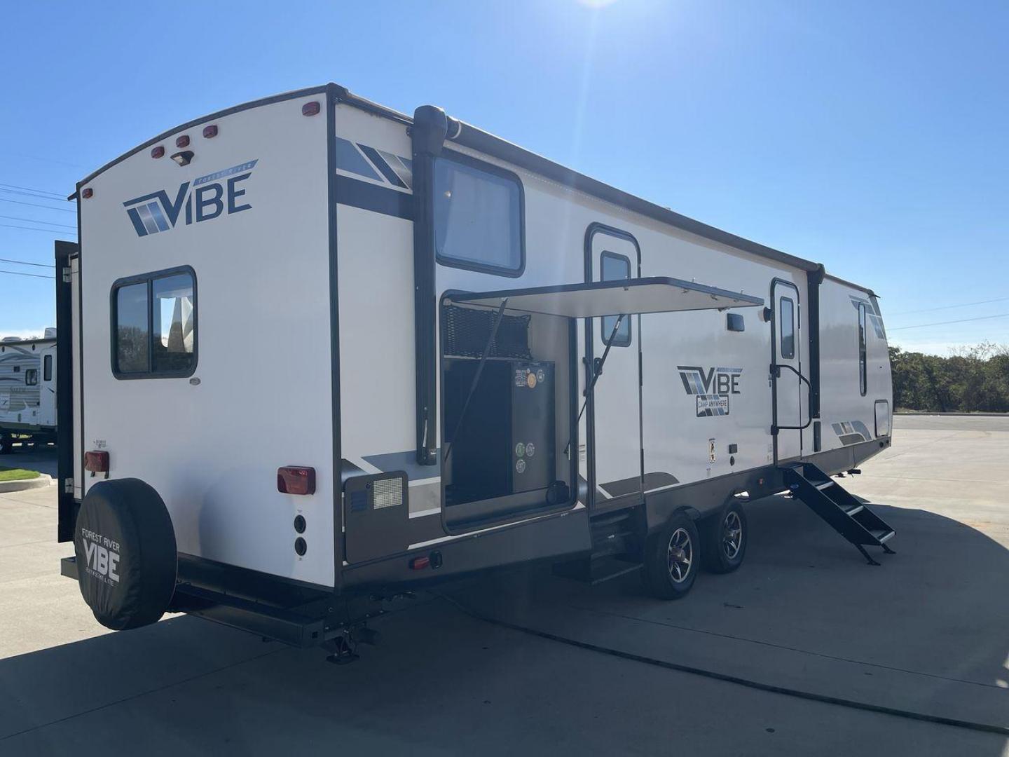 2021 FOREST RIVER VIBE 32BH (4X4TVBH21M4) , Length: 38.25 ft. | Dry Weight: 7,836 lbs. | Slides: 2 transmission, located at 4319 N Main Street, Cleburne, TX, 76033, (817) 221-0660, 32.435829, -97.384178 - Photo#24