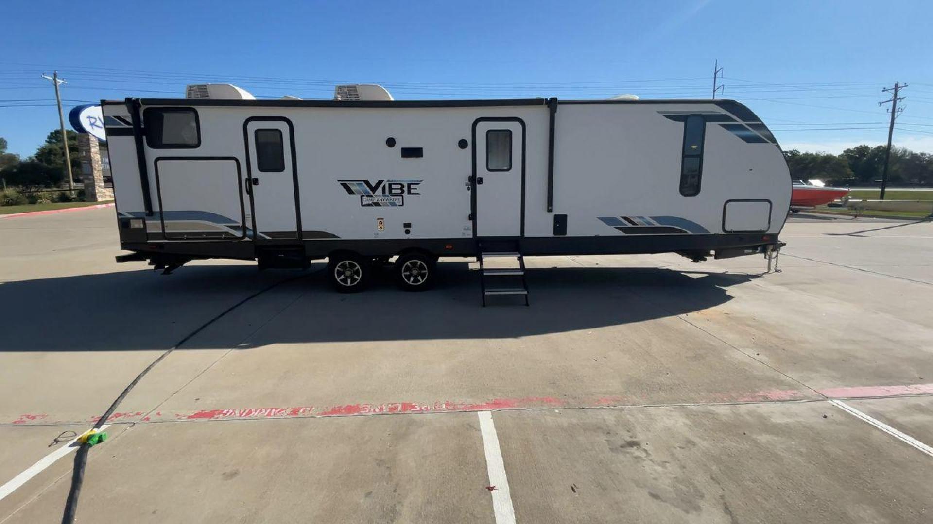 2021 FOREST RIVER VIBE 32BH (4X4TVBH21M4) , Length: 38.25 ft. | Dry Weight: 7,836 lbs. | Slides: 2 transmission, located at 4319 N Main Street, Cleburne, TX, 76033, (817) 221-0660, 32.435829, -97.384178 - Photo#2