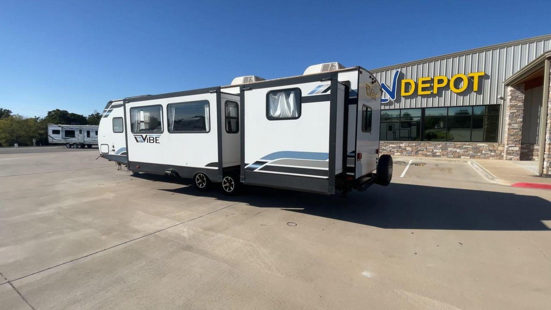 2021 FOREST RIVER VIBE 32BH (4X4TVBH21M4) , Length: 38.25 ft. | Dry Weight: 7,836 lbs. | Slides: 2 transmission, located at 4319 N Main Street, Cleburne, TX, 76033, (817) 221-0660, 32.435829, -97.384178 - Photo#7