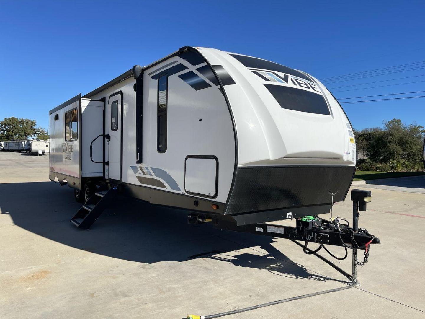 2021 FOREST RIVER VIBE 34BH (4X4TVBK20M4) , Length: 39.42 ft. | Dry Weight: 8,164 lbs. | Slides: 3 transmission, located at 4319 N Main Street, Cleburne, TX, 76033, (817) 221-0660, 32.435829, -97.384178 - Photo#22