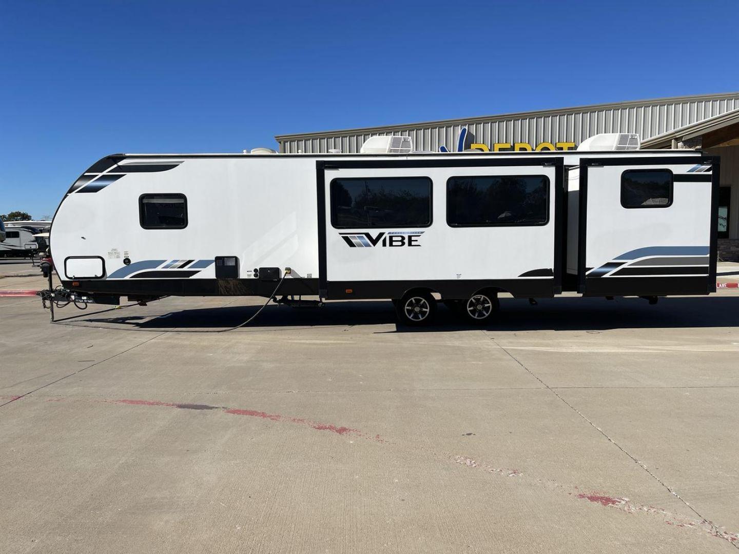 2021 FOREST RIVER VIBE 34BH (4X4TVBK20M4) , Length: 39.42 ft. | Dry Weight: 8,164 lbs. | Slides: 3 transmission, located at 4319 N Main Street, Cleburne, TX, 76033, (817) 221-0660, 32.435829, -97.384178 - Photo#23