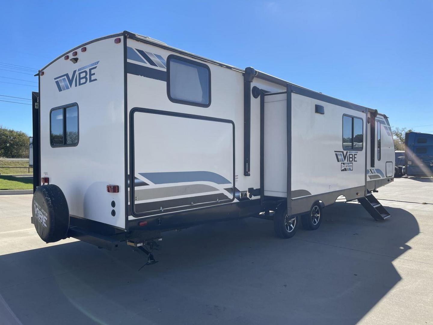 2021 FOREST RIVER VIBE 34BH (4X4TVBK20M4) , Length: 39.42 ft. | Dry Weight: 8,164 lbs. | Slides: 3 transmission, located at 4319 N Main Street, Cleburne, TX, 76033, (817) 221-0660, 32.435829, -97.384178 - Photo#24