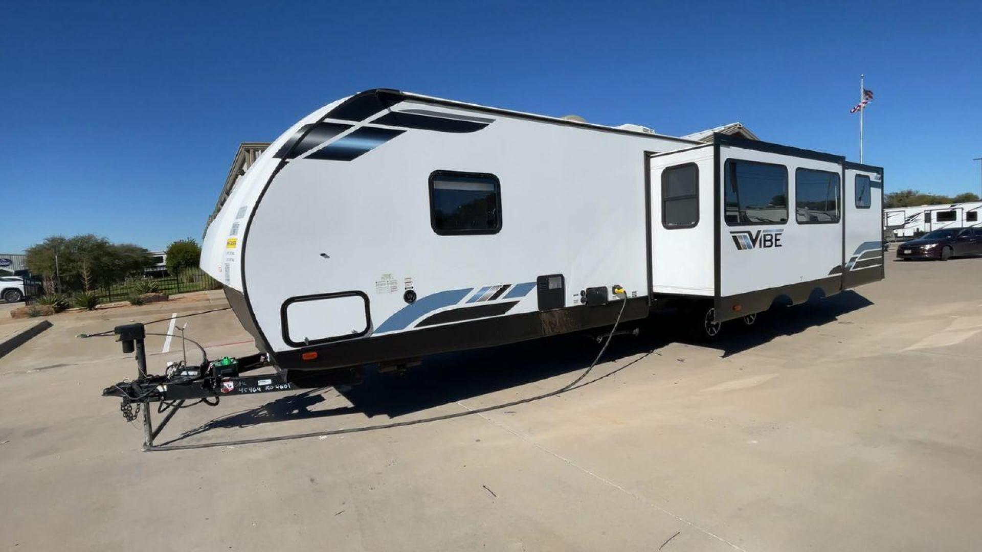 2021 FOREST RIVER VIBE 34BH (4X4TVBK20M4) , Length: 39.42 ft. | Dry Weight: 8,164 lbs. | Slides: 3 transmission, located at 4319 N Main Street, Cleburne, TX, 76033, (817) 221-0660, 32.435829, -97.384178 - Photo#5