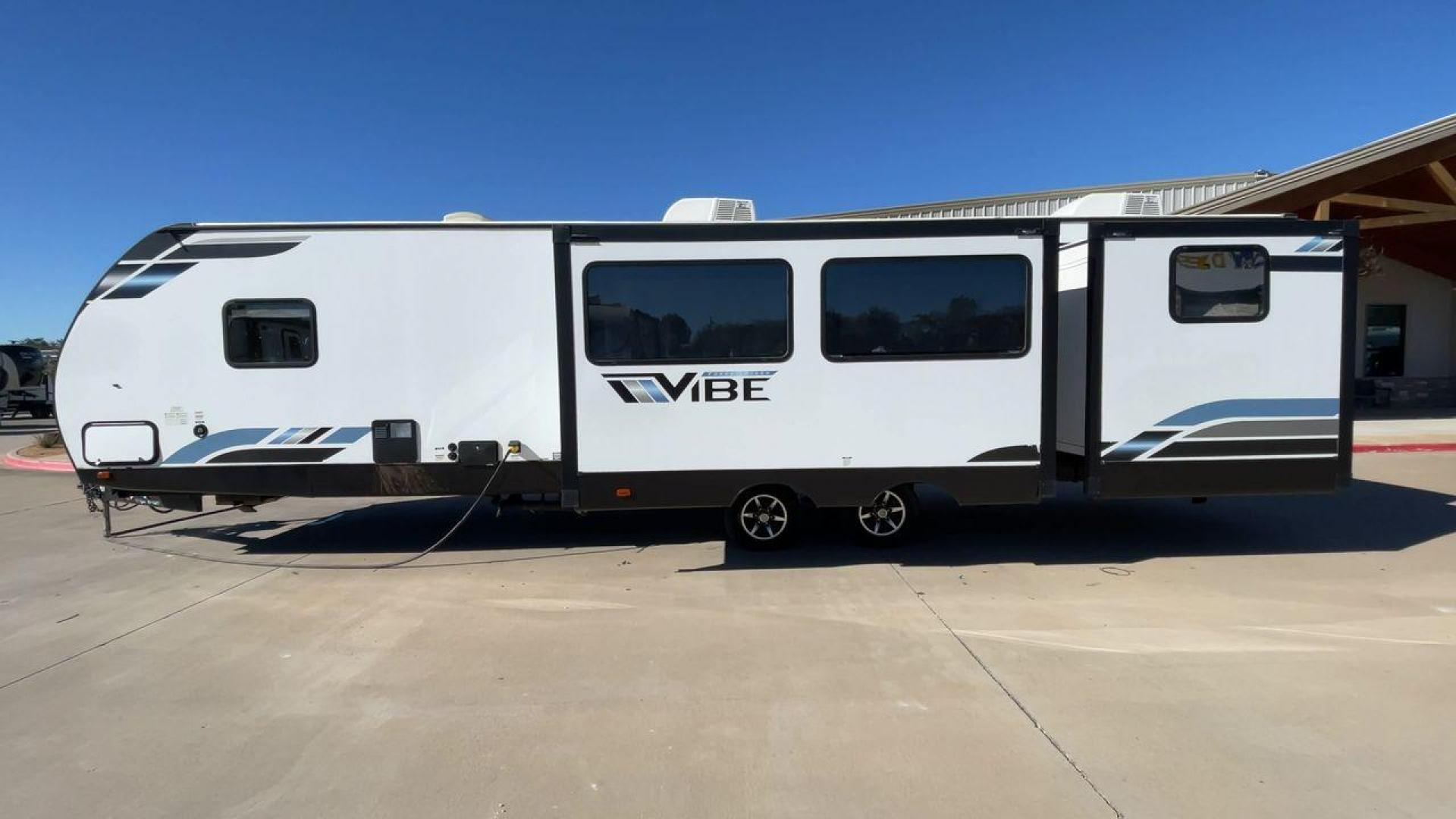 2021 FOREST RIVER VIBE 34BH (4X4TVBK20M4) , Length: 39.42 ft. | Dry Weight: 8,164 lbs. | Slides: 3 transmission, located at 4319 N Main Street, Cleburne, TX, 76033, (817) 221-0660, 32.435829, -97.384178 - Photo#6