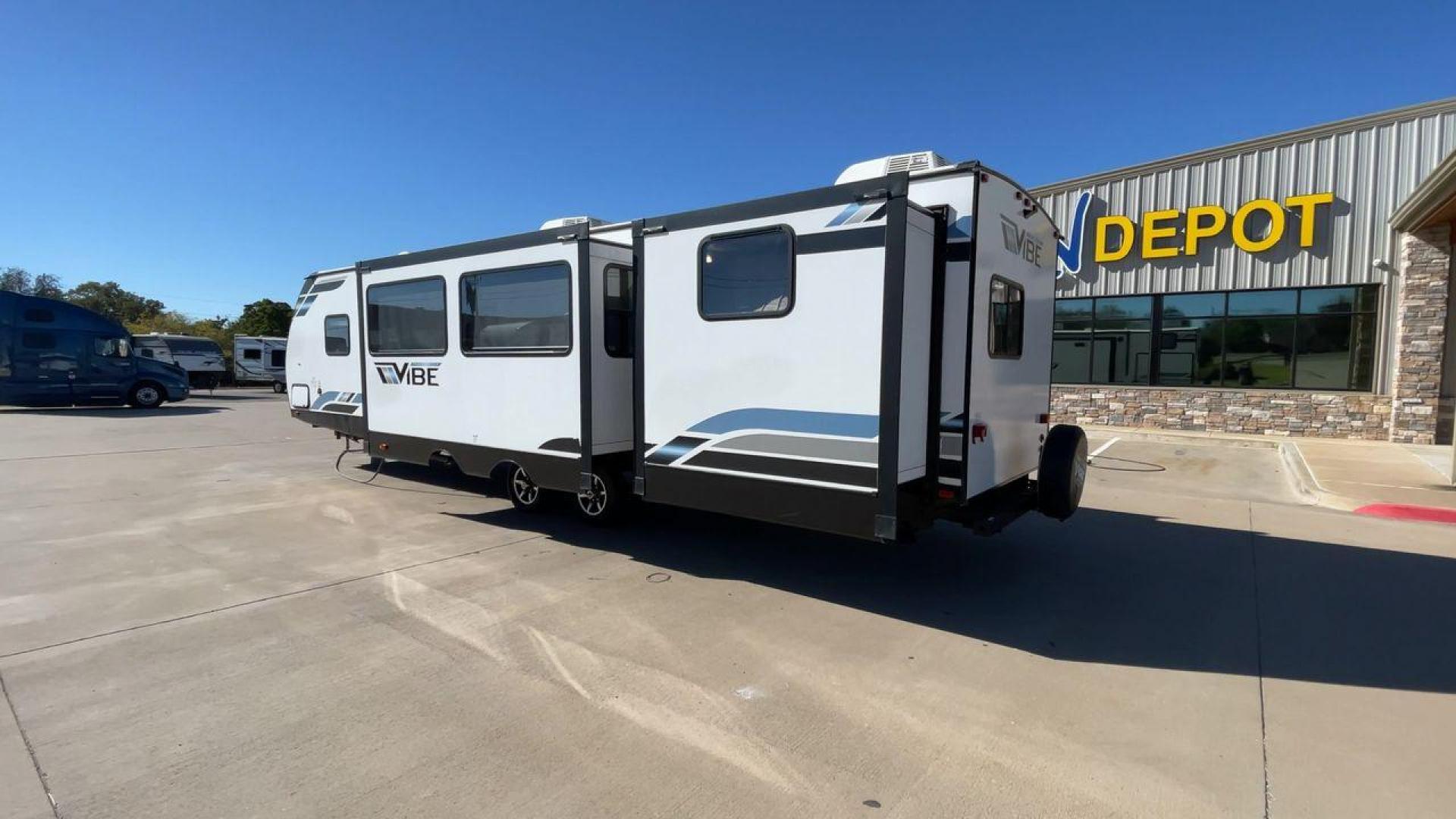 2021 FOREST RIVER VIBE 34BH (4X4TVBK20M4) , Length: 39.42 ft. | Dry Weight: 8,164 lbs. | Slides: 3 transmission, located at 4319 N Main Street, Cleburne, TX, 76033, (817) 221-0660, 32.435829, -97.384178 - Photo#7