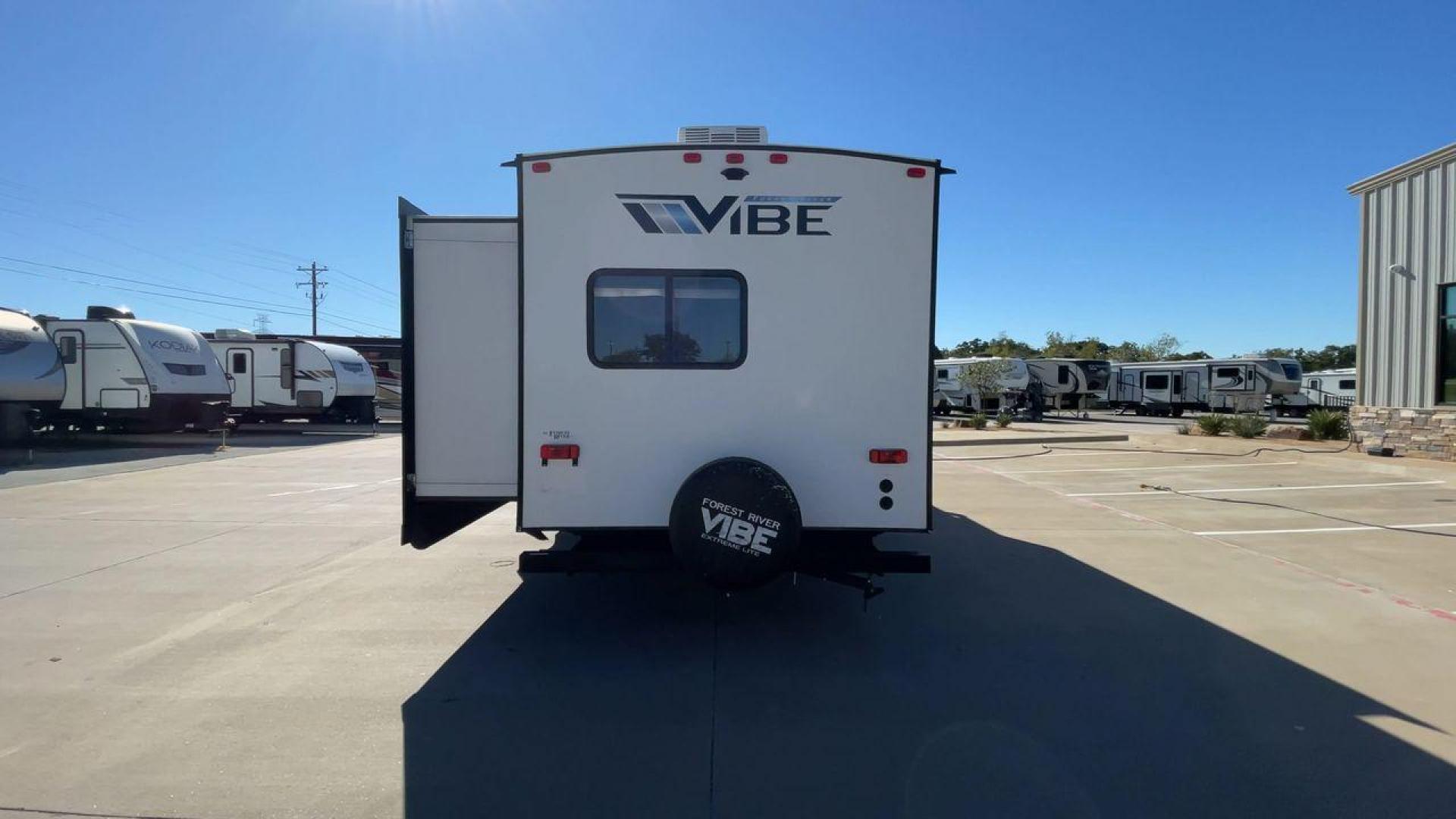 2021 FOREST RIVER VIBE 34BH (4X4TVBK20M4) , Length: 39.42 ft. | Dry Weight: 8,164 lbs. | Slides: 3 transmission, located at 4319 N Main Street, Cleburne, TX, 76033, (817) 221-0660, 32.435829, -97.384178 - Photo#8