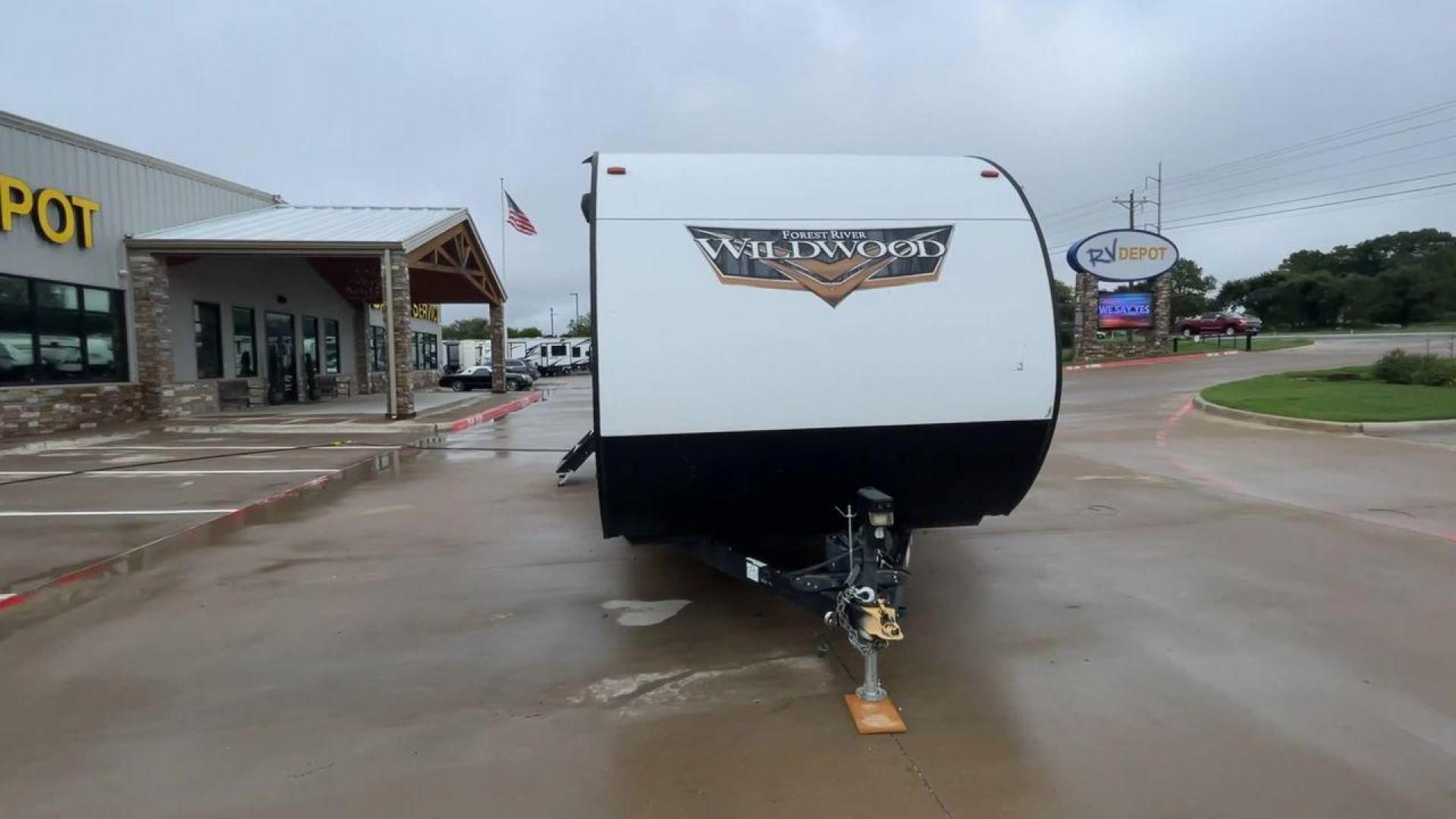 2021 FOREST RIVER WILDWOOD 22RBS (4X4TWDX26MA) , Length: 26.83 ft. | Dry Weight: 5,743 lbs. | Slides: 1 transmission, located at 4319 N Main Street, Cleburne, TX, 76033, (817) 221-0660, 32.435829, -97.384178 - Photo#4