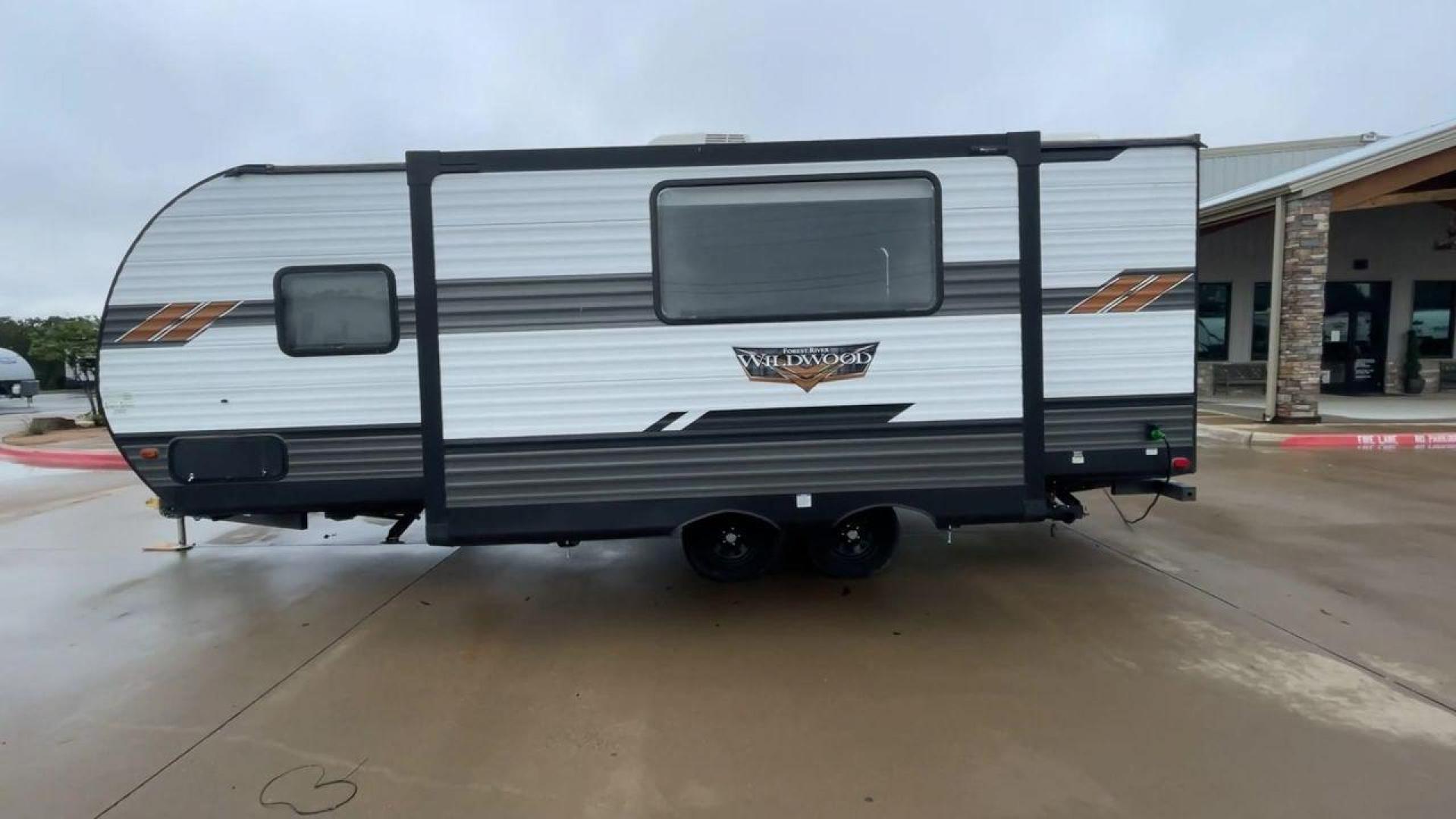 2021 FOREST RIVER WILDWOOD 22RBS (4X4TWDX26MA) , Length: 26.83 ft. | Dry Weight: 5,743 lbs. | Slides: 1 transmission, located at 4319 N Main Street, Cleburne, TX, 76033, (817) 221-0660, 32.435829, -97.384178 - Photo#6