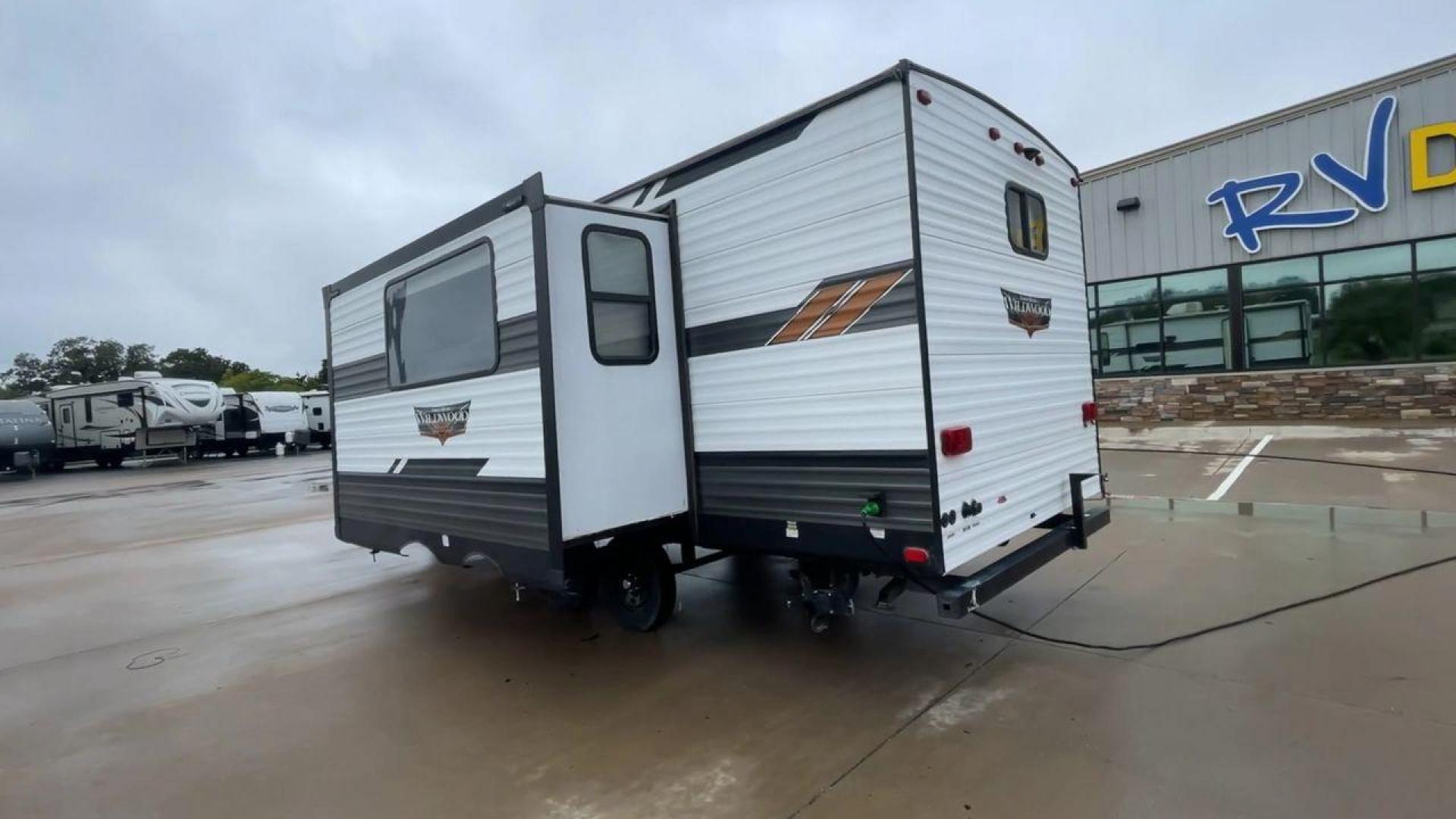 2021 FOREST RIVER WILDWOOD 22RBS (4X4TWDX26MA) , Length: 26.83 ft. | Dry Weight: 5,743 lbs. | Slides: 1 transmission, located at 4319 N Main Street, Cleburne, TX, 76033, (817) 221-0660, 32.435829, -97.384178 - Photo#7