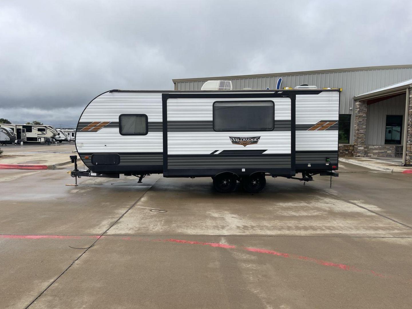 2021 FOREST RIVER WILDWOOD 22RBS (4X4TWDX26MA) , Length: 26.83 ft. | Dry Weight: 5,743 lbs. | Slides: 1 transmission, located at 4319 N Main Street, Cleburne, TX, 76033, (817) 221-0660, 32.435829, -97.384178 - Photo#23