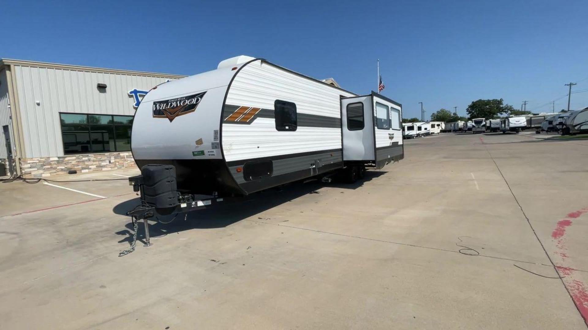 2021 FOREST RIVER WILDWOOD 27RK (4X4TWDC28MA) , Length: 33.67 ft. | Dry Weight: 6,798 lbs. | Slides: 1 transmission, located at 4319 N Main Street, Cleburne, TX, 76033, (817) 221-0660, 32.435829, -97.384178 - Photo#5