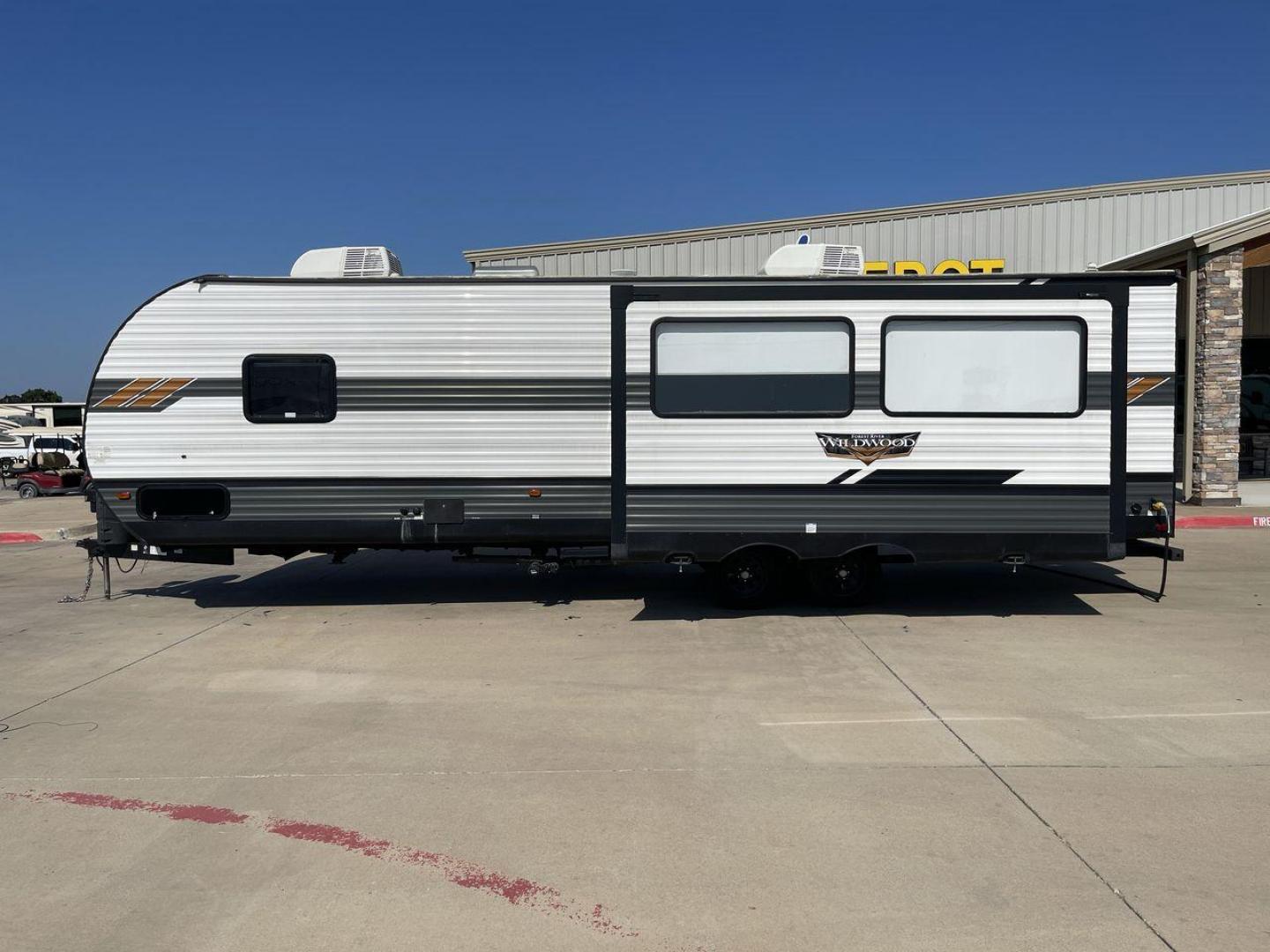 2021 FOREST RIVER WILDWOOD 27RK (4X4TWDC28MA) , Length: 33.67 ft. | Dry Weight: 6,798 lbs. | Slides: 1 transmission, located at 4319 N Main Street, Cleburne, TX, 76033, (817) 221-0660, 32.435829, -97.384178 - Photo#24