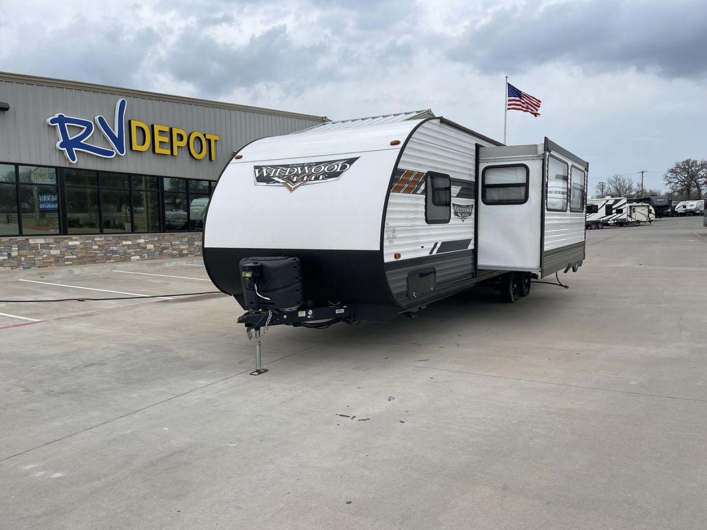 2021 FOREST RIVER WILDWOOD 28VBXL (4X4TWDD25M7) , Length: 33.33 ft. | Dry Weight: 6,486 lbs. | Slides: 1 transmission, located at 4319 N Main Street, Cleburne, TX, 76033, (817) 221-0660, 32.435829, -97.384178 - Explore the ideal mix of comfort and family-friendly excitement with the 2021 Forest River Wildwood 28VBXL. This 33-foot travel trailer offers a spacious and versatile interior perfect for families and friends looking to create lasting camping memories. This Wildwood 28VBXL model showcases a distinc - Photo#0