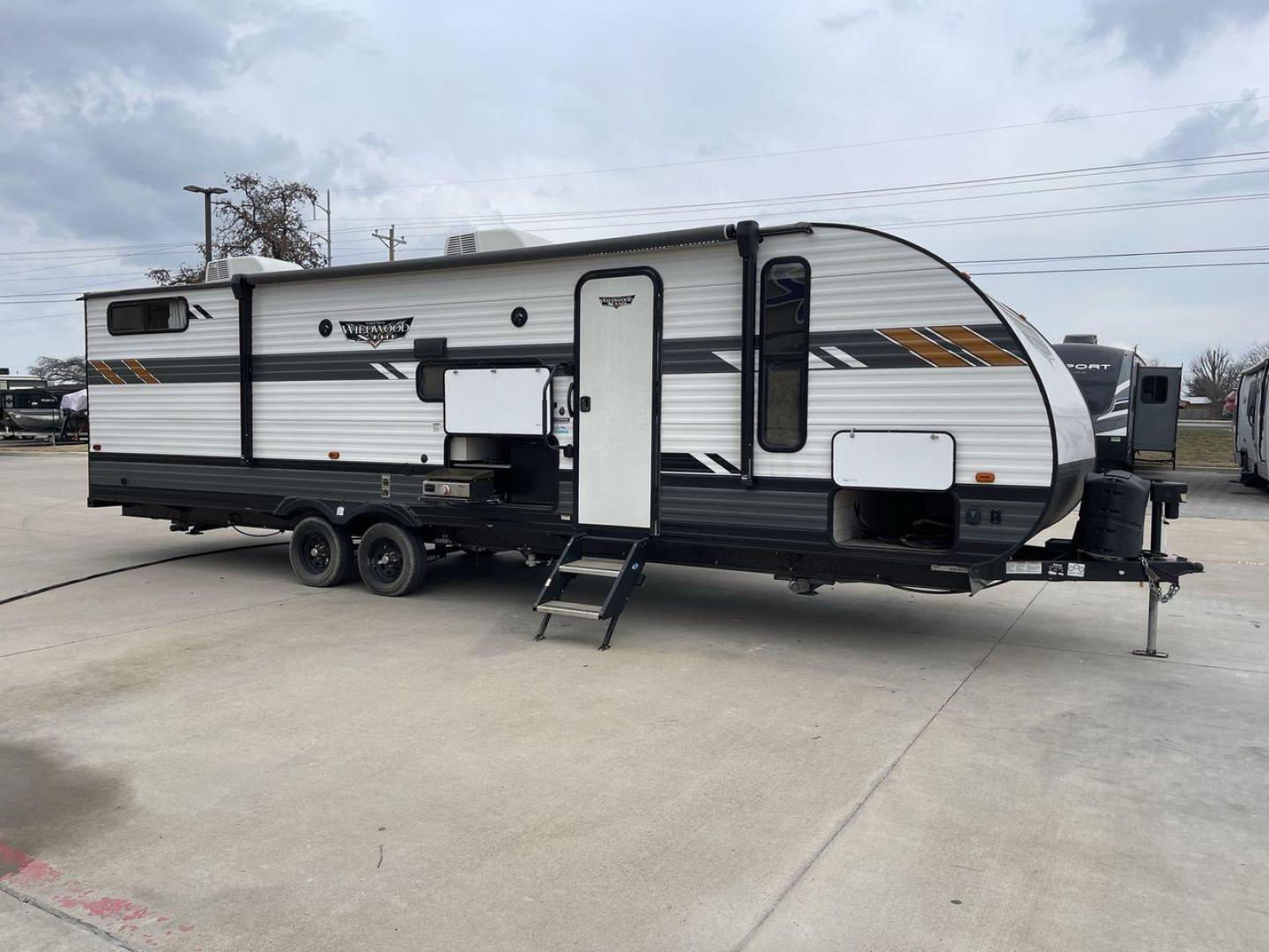 2021 FOREST RIVER WILDWOOD 28VBXL (4X4TWDD25M7) , Length: 33.33 ft. | Dry Weight: 6,486 lbs. | Slides: 1 transmission, located at 4319 N Main Street, Cleburne, TX, 76033, (817) 221-0660, 32.435829, -97.384178 - Explore the ideal mix of comfort and family-friendly excitement with the 2021 Forest River Wildwood 28VBXL. This 33-foot travel trailer offers a spacious and versatile interior perfect for families and friends looking to create lasting camping memories. This Wildwood 28VBXL model showcases a distinc - Photo#23