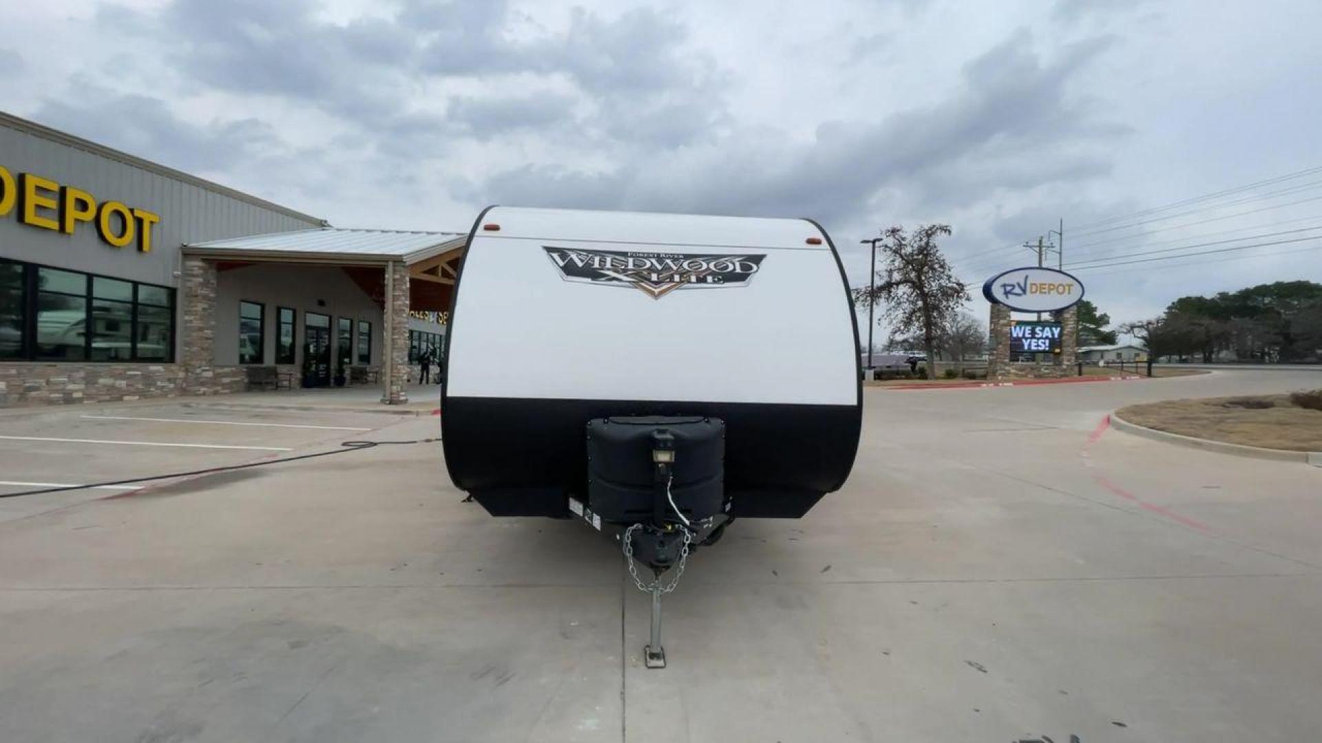 2021 FOREST RIVER WILDWOOD 28VBXL (4X4TWDD25M7) , Length: 33.33 ft. | Dry Weight: 6,486 lbs. | Slides: 1 transmission, located at 4319 N Main Street, Cleburne, TX, 76033, (817) 221-0660, 32.435829, -97.384178 - Explore the ideal mix of comfort and family-friendly excitement with the 2021 Forest River Wildwood 28VBXL. This 33-foot travel trailer offers a spacious and versatile interior perfect for families and friends looking to create lasting camping memories. This Wildwood 28VBXL model showcases a distinc - Photo#4