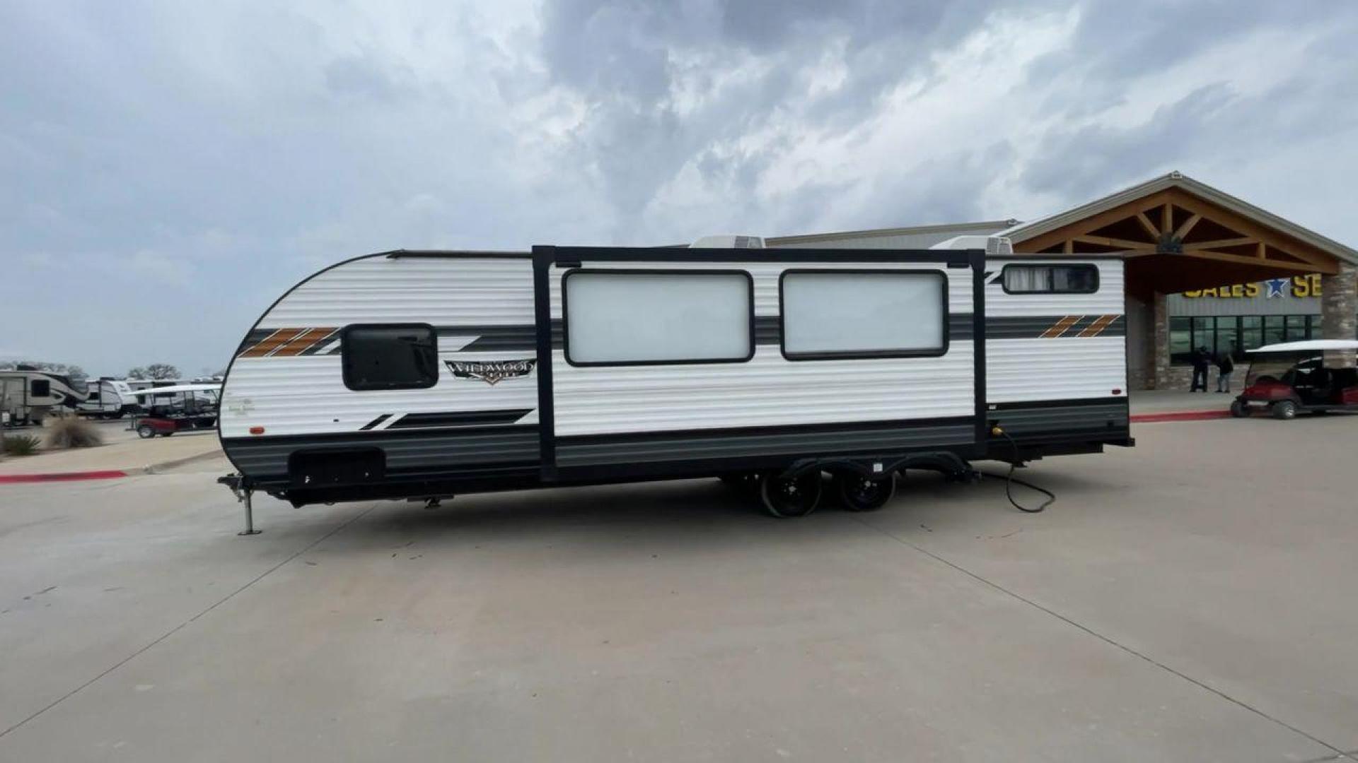 2021 FOREST RIVER WILDWOOD 28VBXL (4X4TWDD25M7) , Length: 33.33 ft. | Dry Weight: 6,486 lbs. | Slides: 1 transmission, located at 4319 N Main Street, Cleburne, TX, 76033, (817) 221-0660, 32.435829, -97.384178 - Explore the ideal mix of comfort and family-friendly excitement with the 2021 Forest River Wildwood 28VBXL. This 33-foot travel trailer offers a spacious and versatile interior perfect for families and friends looking to create lasting camping memories. This Wildwood 28VBXL model showcases a distinc - Photo#6