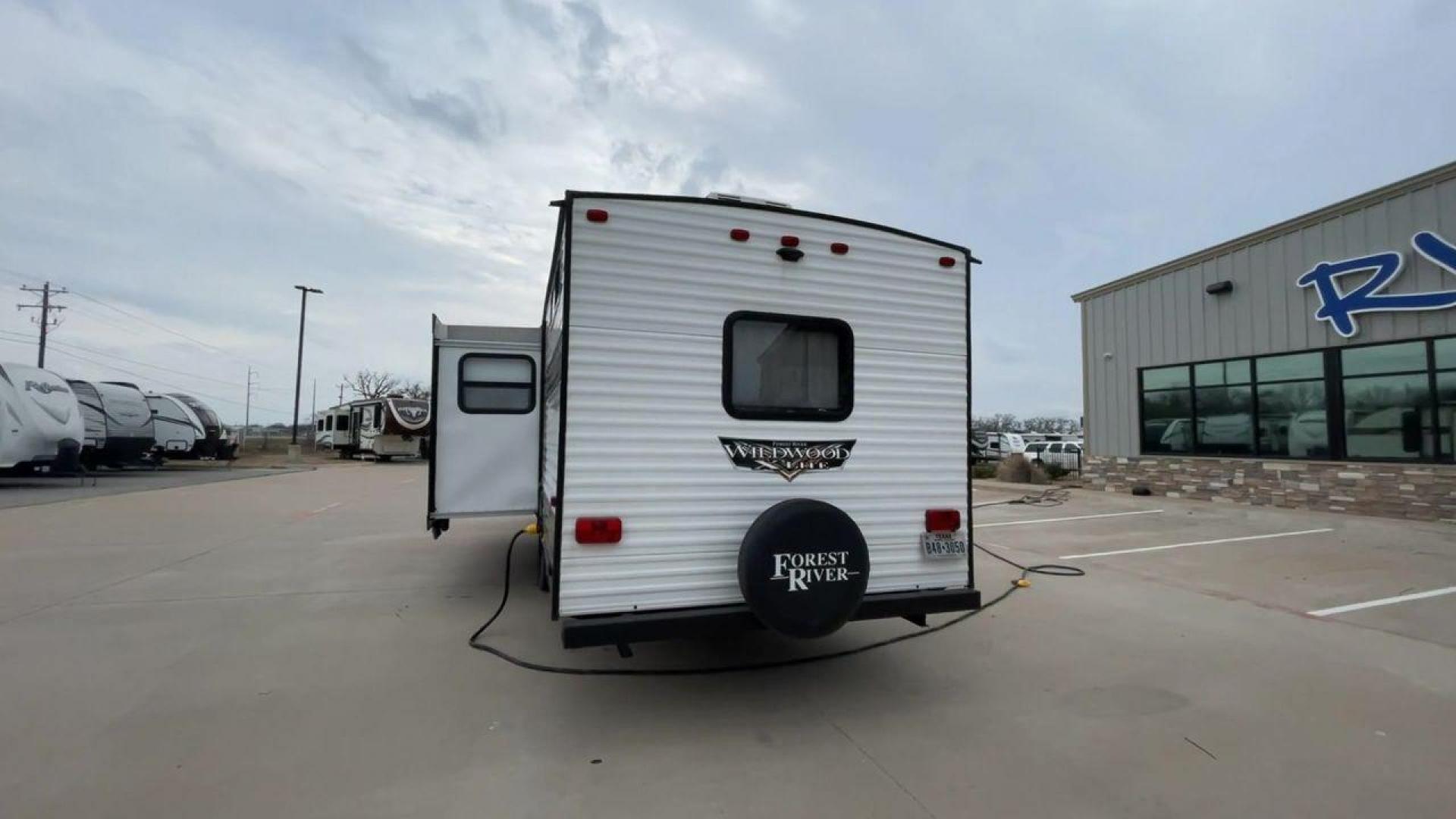 2021 FOREST RIVER WILDWOOD 28VBXL (4X4TWDD25M7) , Length: 33.33 ft. | Dry Weight: 6,486 lbs. | Slides: 1 transmission, located at 4319 N Main Street, Cleburne, TX, 76033, (817) 221-0660, 32.435829, -97.384178 - Explore the ideal mix of comfort and family-friendly excitement with the 2021 Forest River Wildwood 28VBXL. This 33-foot travel trailer offers a spacious and versatile interior perfect for families and friends looking to create lasting camping memories. This Wildwood 28VBXL model showcases a distinc - Photo#8