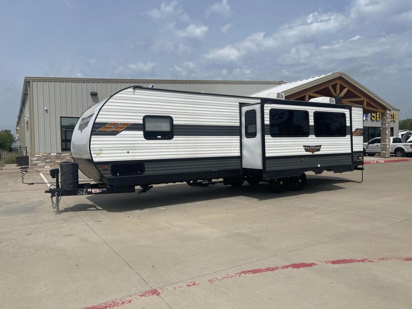 2021 FOREST RIVER WILDWOOD 29VBUD (4X4TWDE2XMA) , located at 4319 N Main Street, Cleburne, TX, 76033, (817) 221-0660, 32.435829, -97.384178 - Photo#23