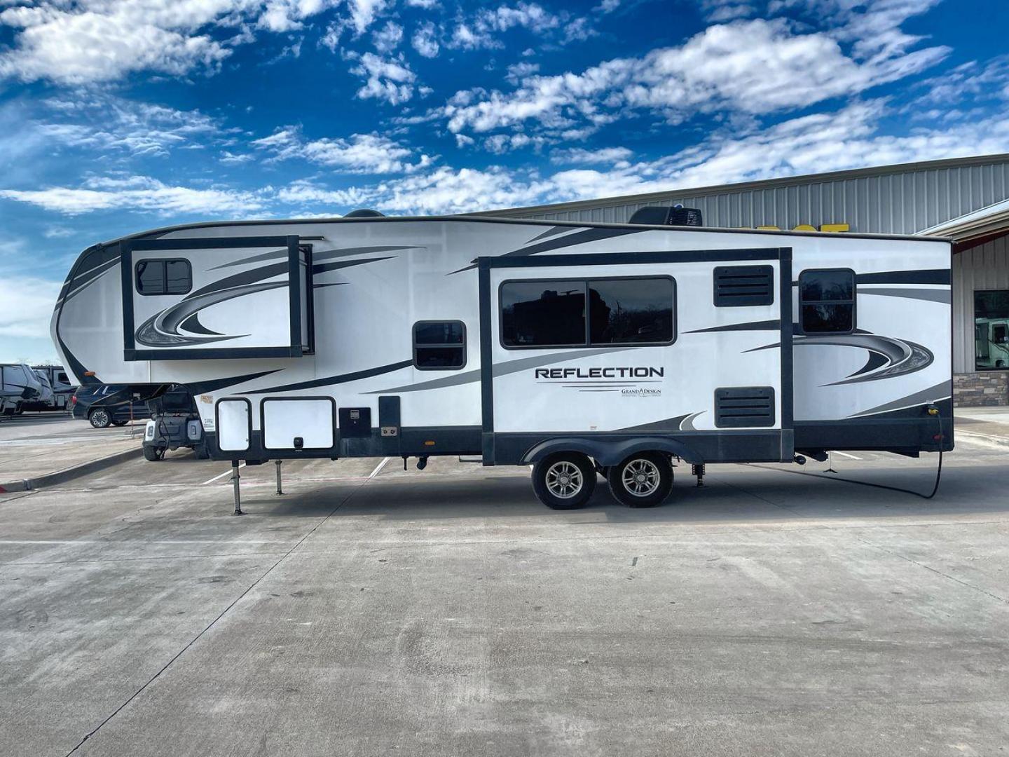 2021 GRAND DESIGN REFLECTION 28BH (573FR3523M9) , Length: 34.67 ft. | Dry Weight: 8,997 lbs. | Gross Weight: 11,495 lbs. | Slides: 2 transmission, located at 4319 N Main Street, Cleburne, TX, 76033, (817) 221-0660, 32.435829, -97.384178 - Photo#23