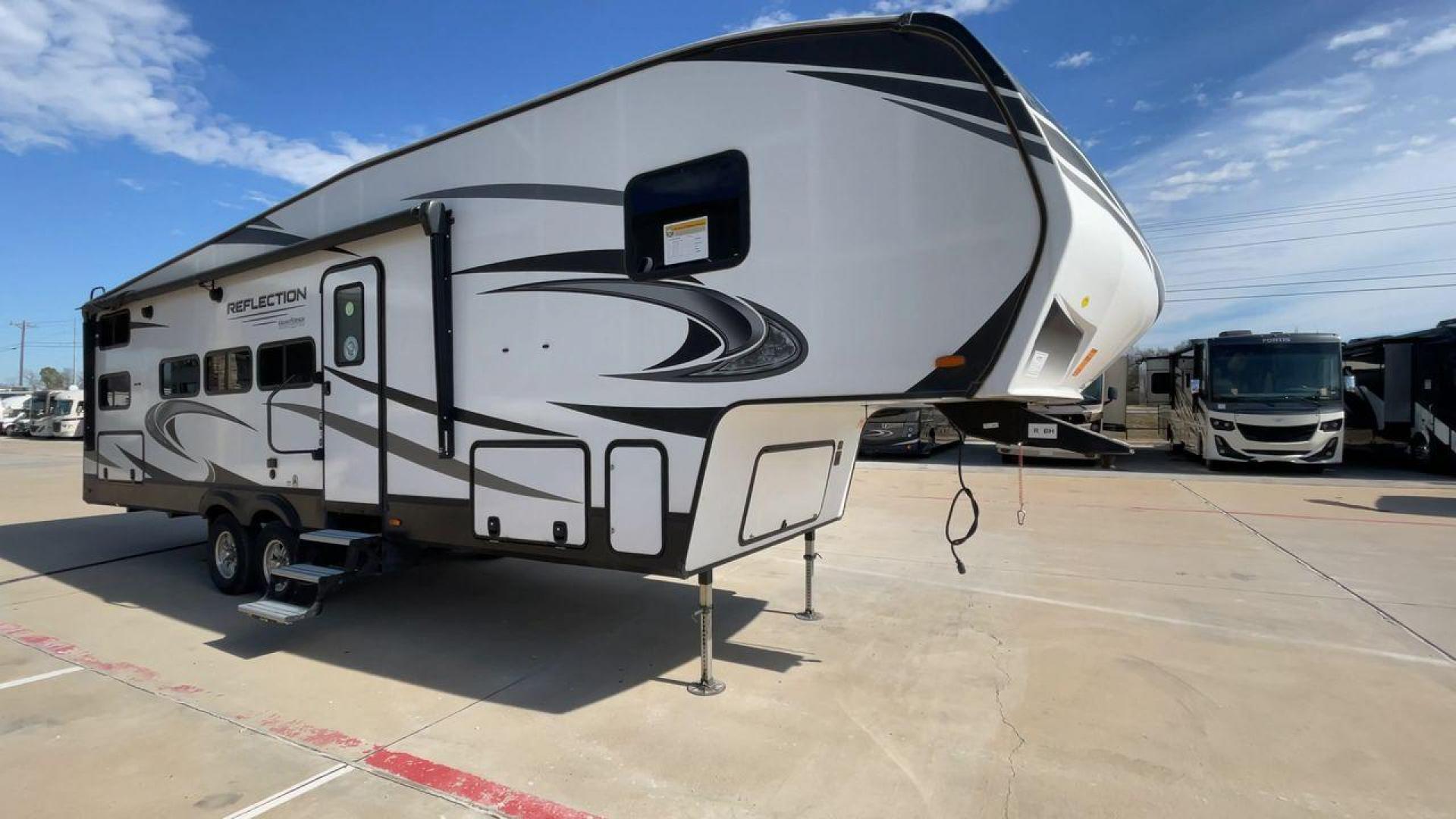 2021 GRAND DESIGN REFLECTION 28BH (573FR3523M9) , Length: 34.67 ft. | Dry Weight: 8,997 lbs. | Gross Weight: 11,495 lbs. | Slides: 2 transmission, located at 4319 N Main Street, Cleburne, TX, 76033, (817) 221-0660, 32.435829, -97.384178 - Photo#3