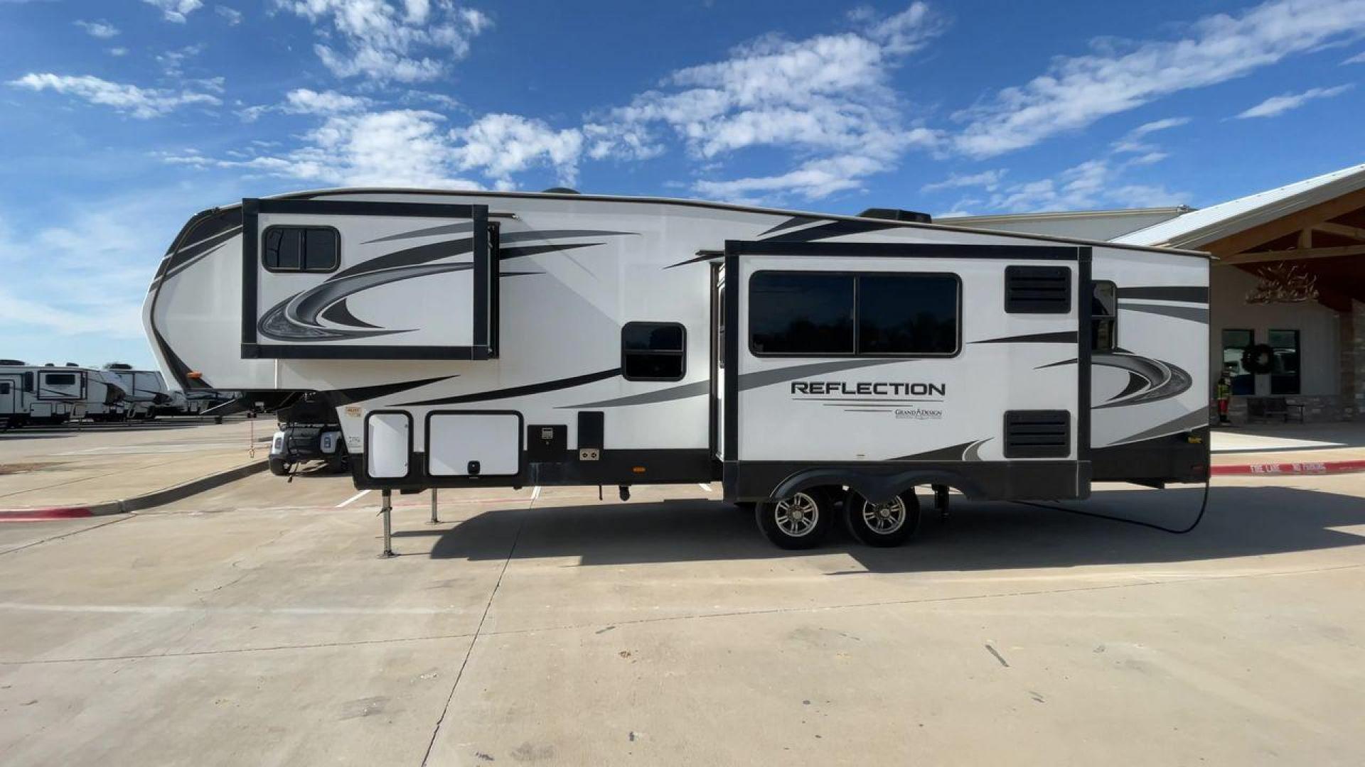 2021 GRAND DESIGN REFLECTION 28BH (573FR3523M9) , Length: 34.67 ft. | Dry Weight: 8,997 lbs. | Gross Weight: 11,495 lbs. | Slides: 2 transmission, located at 4319 N Main Street, Cleburne, TX, 76033, (817) 221-0660, 32.435829, -97.384178 - Photo#6