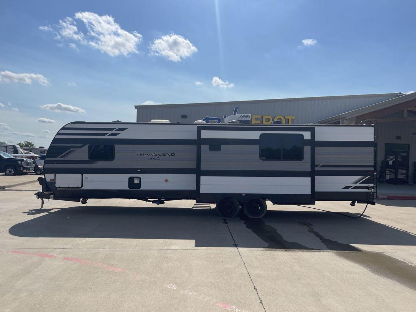 2021 GRAND DESIGN TRANSCEND 297QB (573TT3325M8) , located at 4319 N Main Street, Cleburne, TX, 76033, (817) 221-0660, 32.435829, -97.384178 - Photo#23