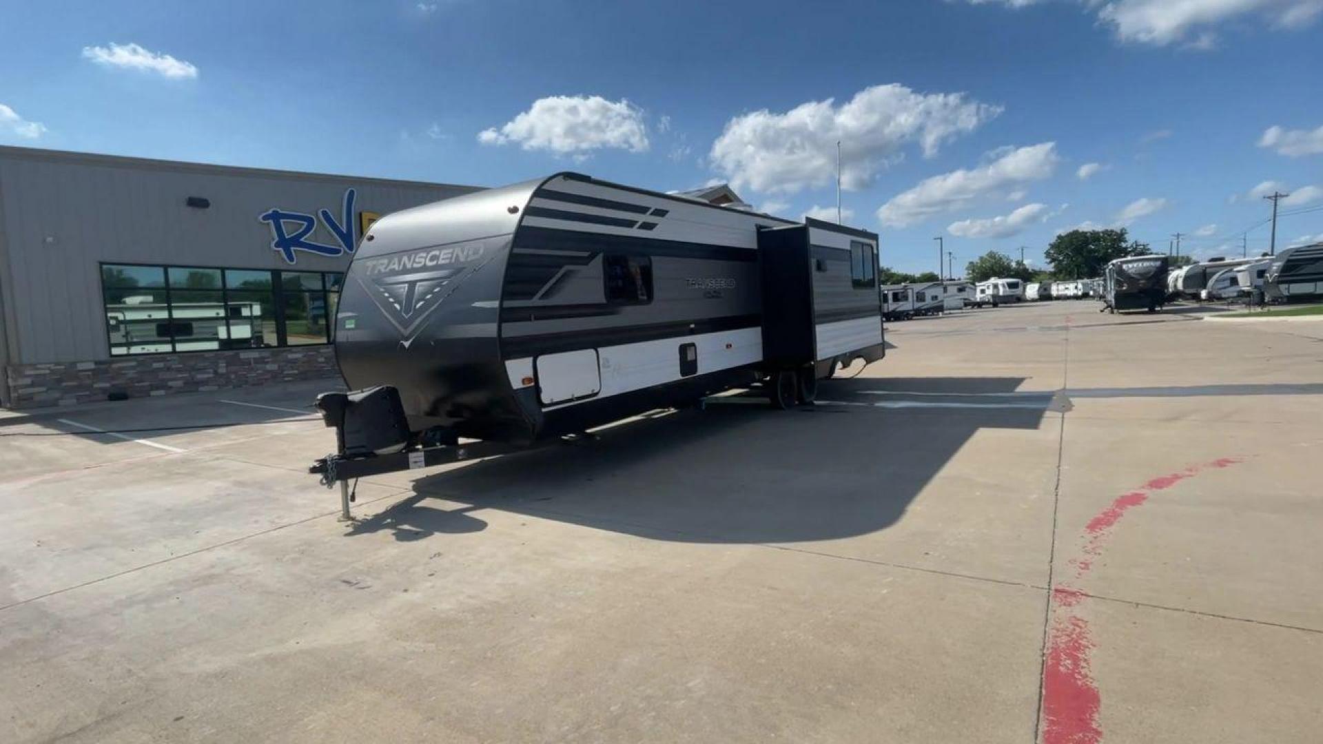 2021 GRAND DESIGN TRANSCEND 297QB (573TT3325M8) , located at 4319 N Main Street, Cleburne, TX, 76033, (817) 221-0660, 32.435829, -97.384178 - Photo#5