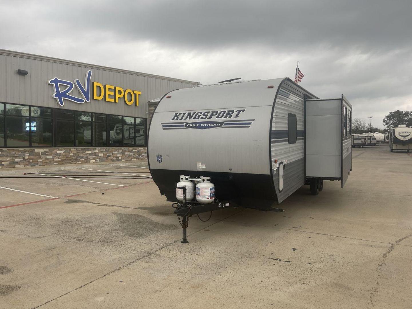 2021 GULF STREAM KINGSPORT 279BH (1NL1G3323M1) , Length: 32.25 ft. | Dry Weight: 5,273 lbs| Slides: 1 transmission, located at 4319 N Main Street, Cleburne, TX, 76033, (817) 221-0660, 32.435829, -97.384178 - The 2021 Gulf Stream Kingsport 279BH epitomizes family-friendly design, providing spacious living areas, modern amenities, and thoughtful touches that make every trip memorable. With a length of 32.25 ft., you can sleep comfortably in this trailer with a dedicated space for everyone in the family. T - Photo#0