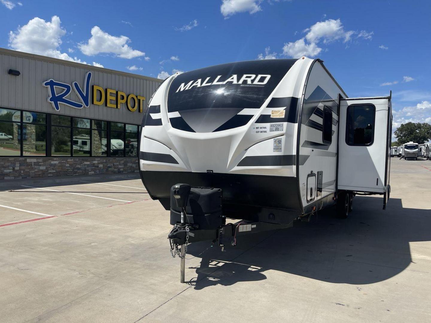 2021 HEARTLAND MALLARD M26 (5SFNB3229ME) , Length: 32.04 ft. | Dry Weight: 6,416 lbs. | Gross Weight: 8,600 lbs. | Slides: 1 transmission, located at 4319 N Main Street, Cleburne, TX, 76033, (817) 221-0660, 32.435829, -97.384178 - Photo#0